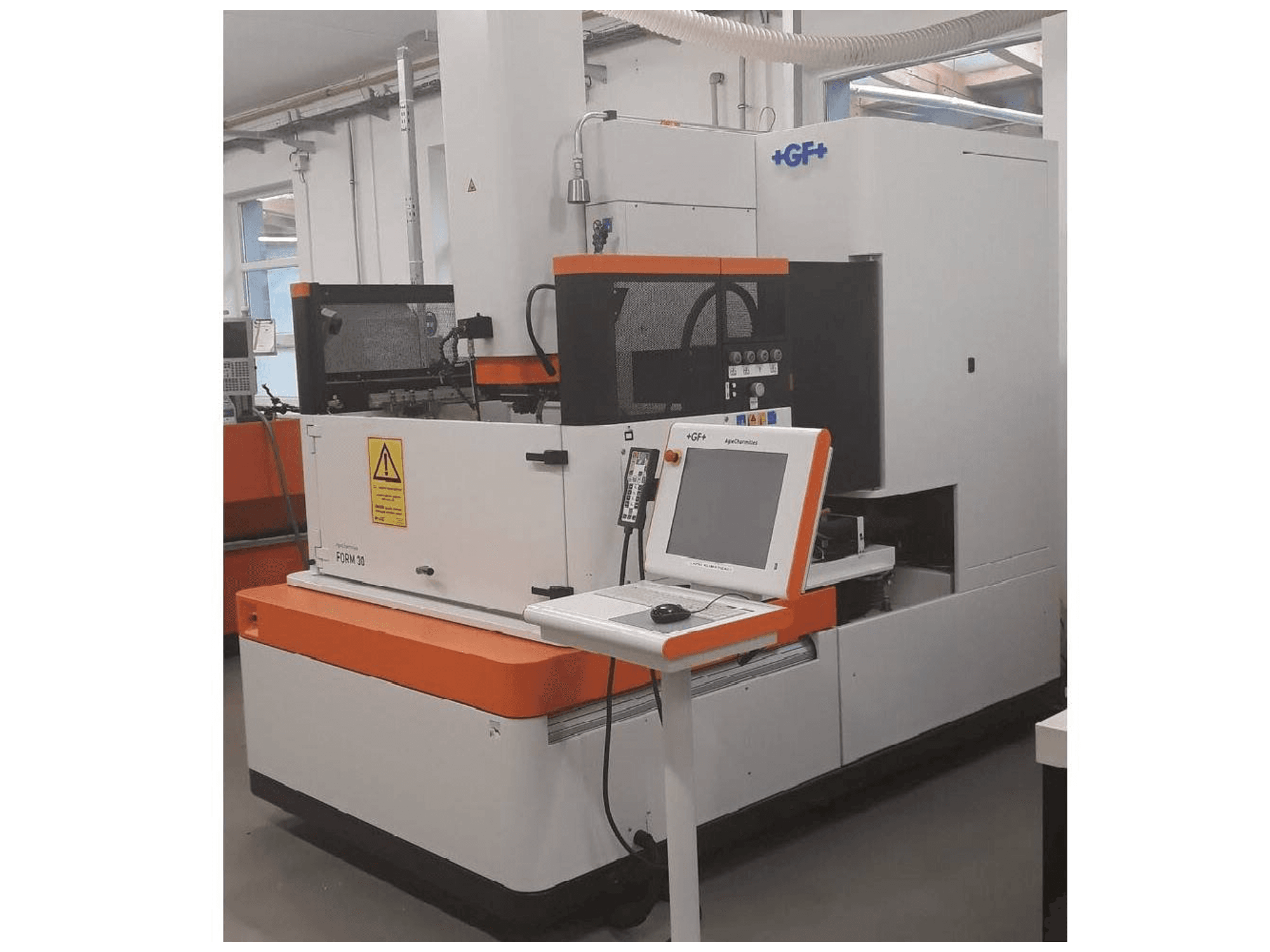 Frontansicht der AgieCharmilles Form 30 Maschine