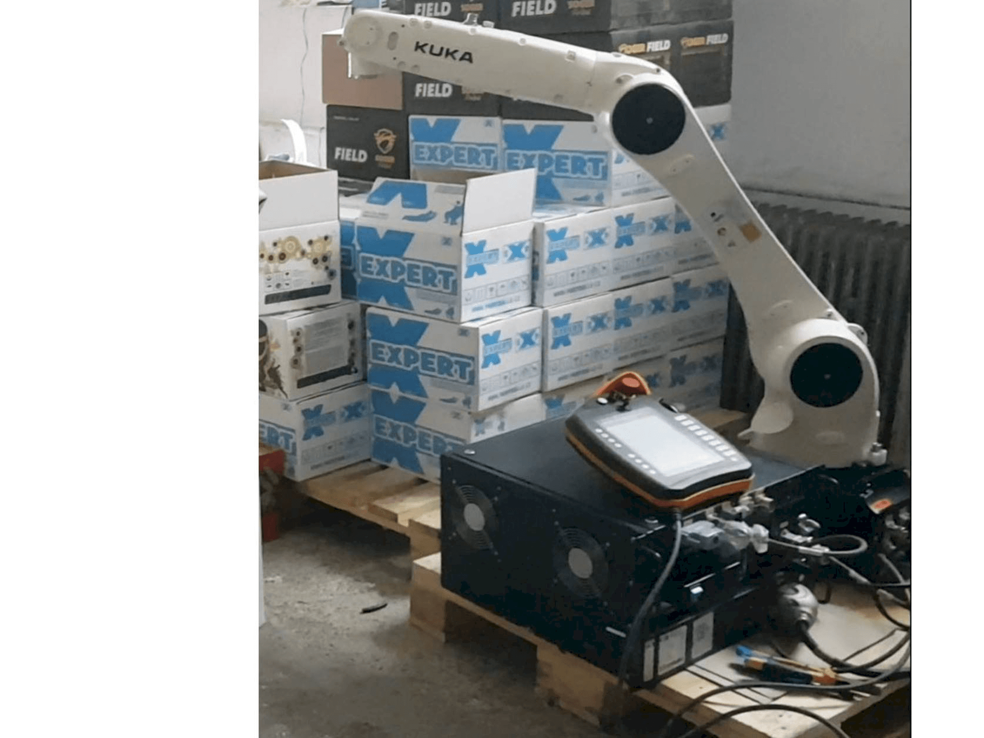 Frontansicht der KUKA KR10 R1100 fivve Maschine