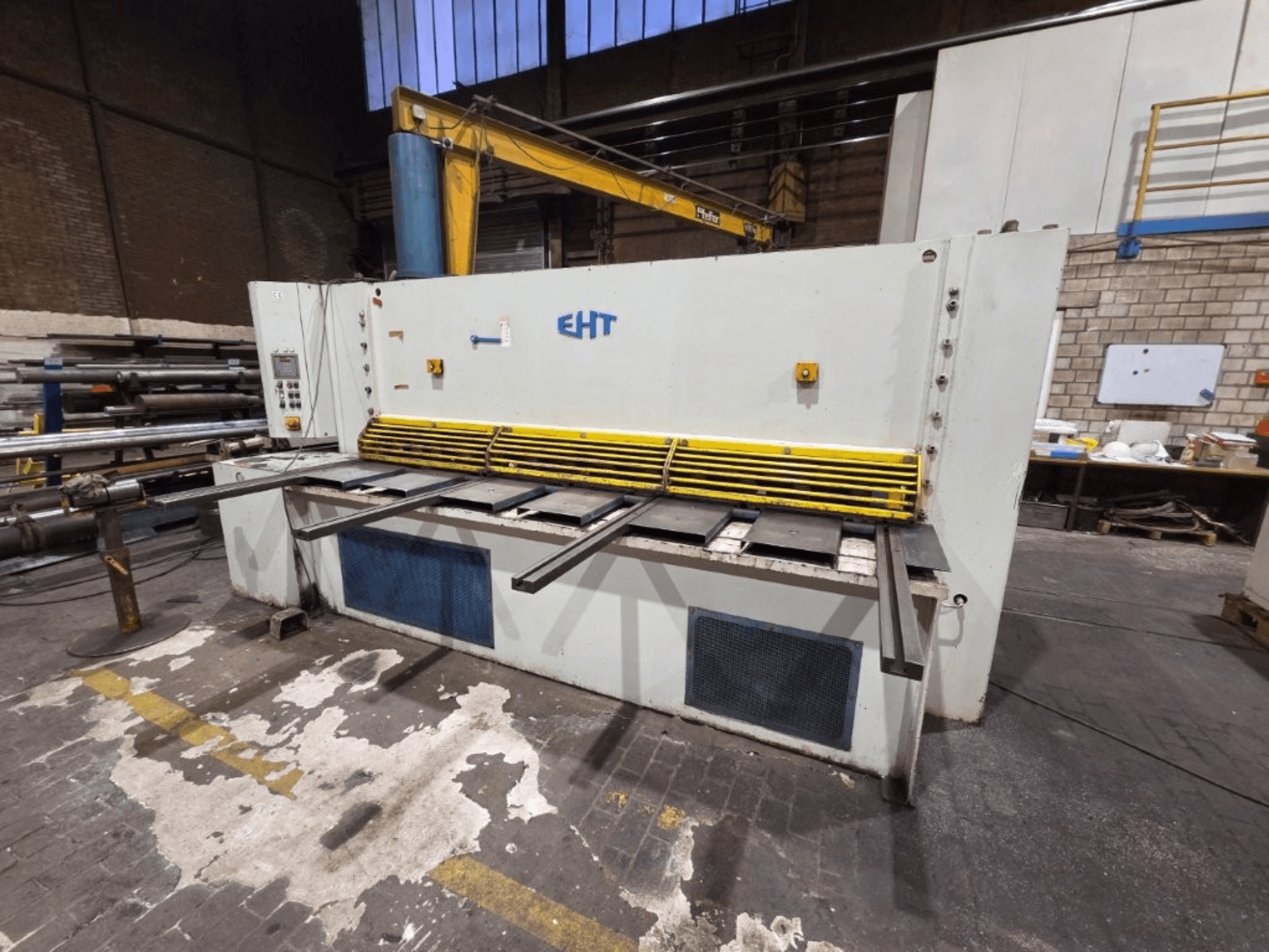 EHT-Hydraulikschere von vorne gesehen, mit gelber Schutzvorrichtung und Bedienfeld mit Steuerungen.