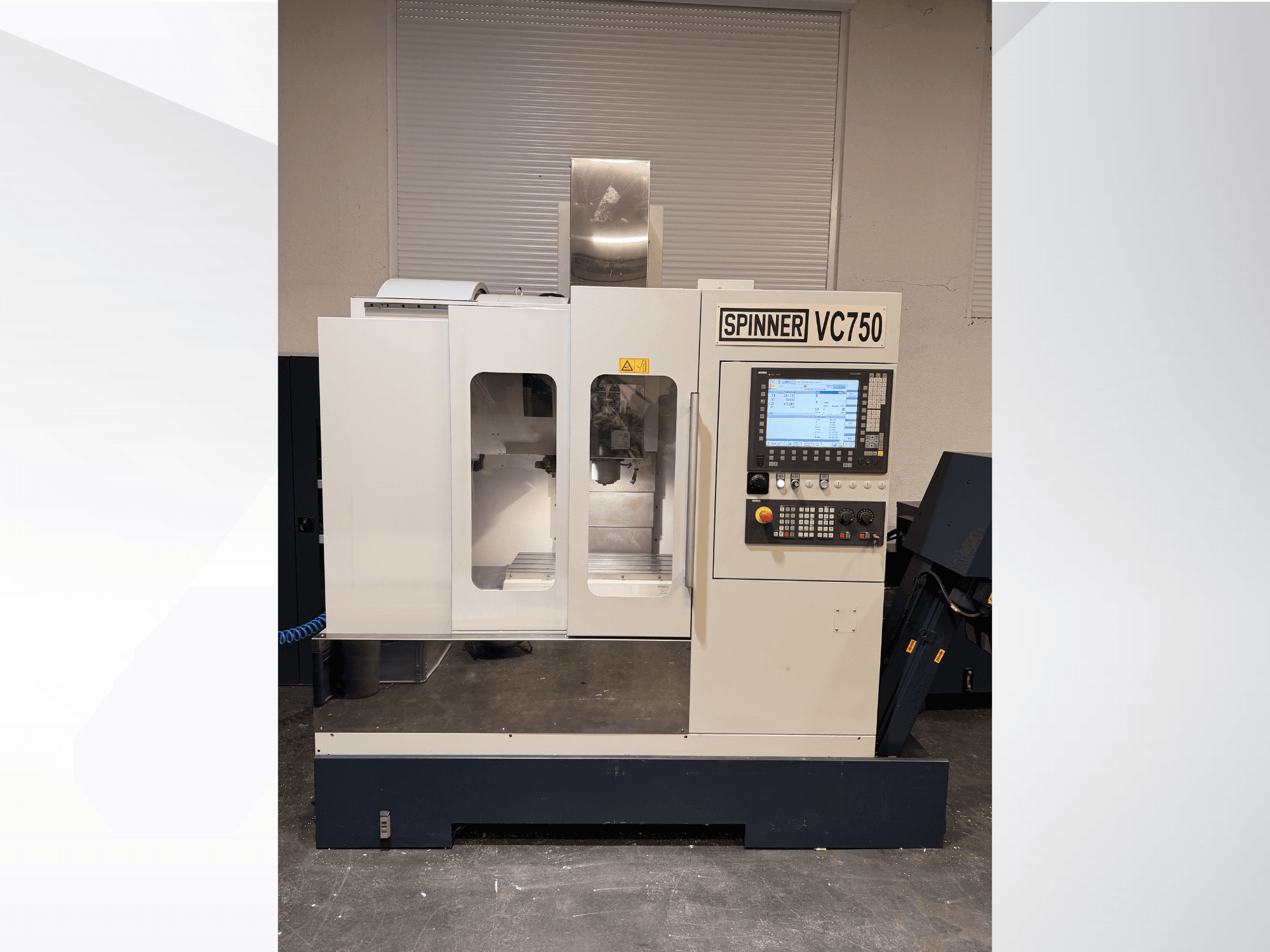 CNC-Maschine Spinner VC750 in der Vorderansicht, mit Bedienfeld, Bearbeitungsbereich und Kühlsystem.