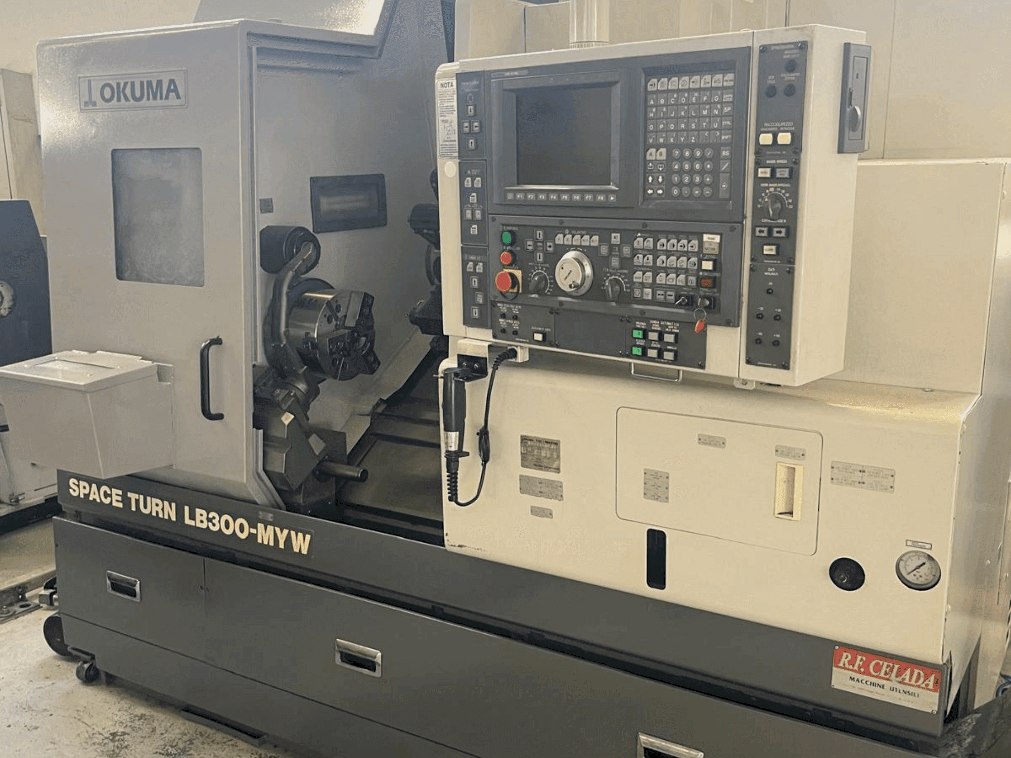 Frontansicht der Okuma SPACE TURN LB 300 MYW Maschine