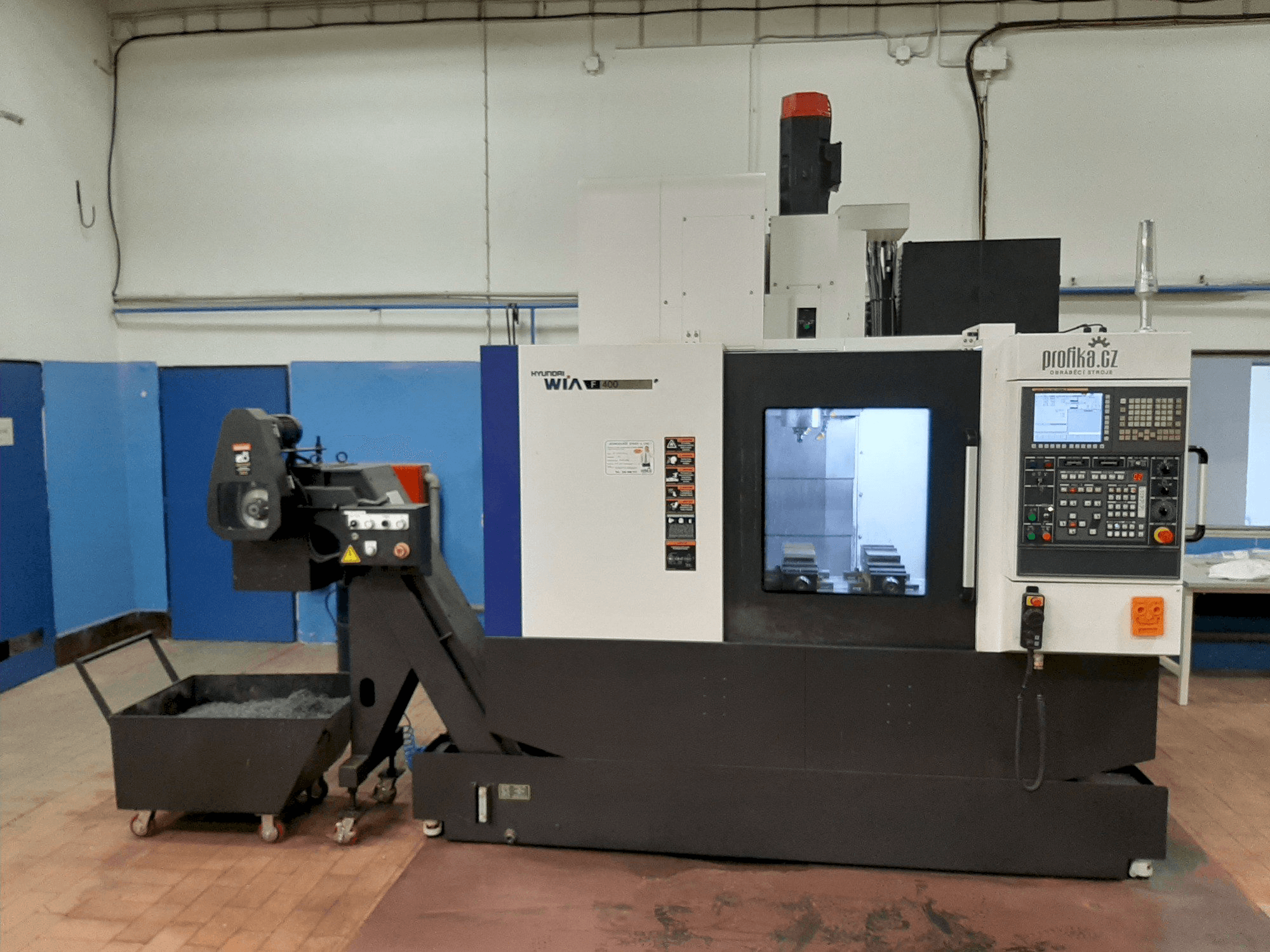 Frontansicht der Hyundai Wia F400 Maschine