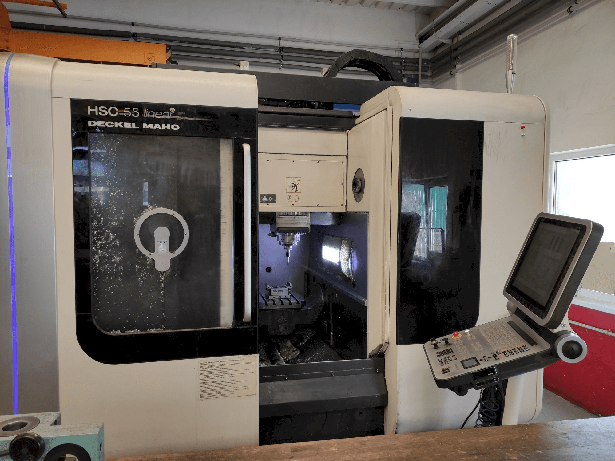 Frontansicht der DMG Deckel Maho HSC 55 linear Maschine