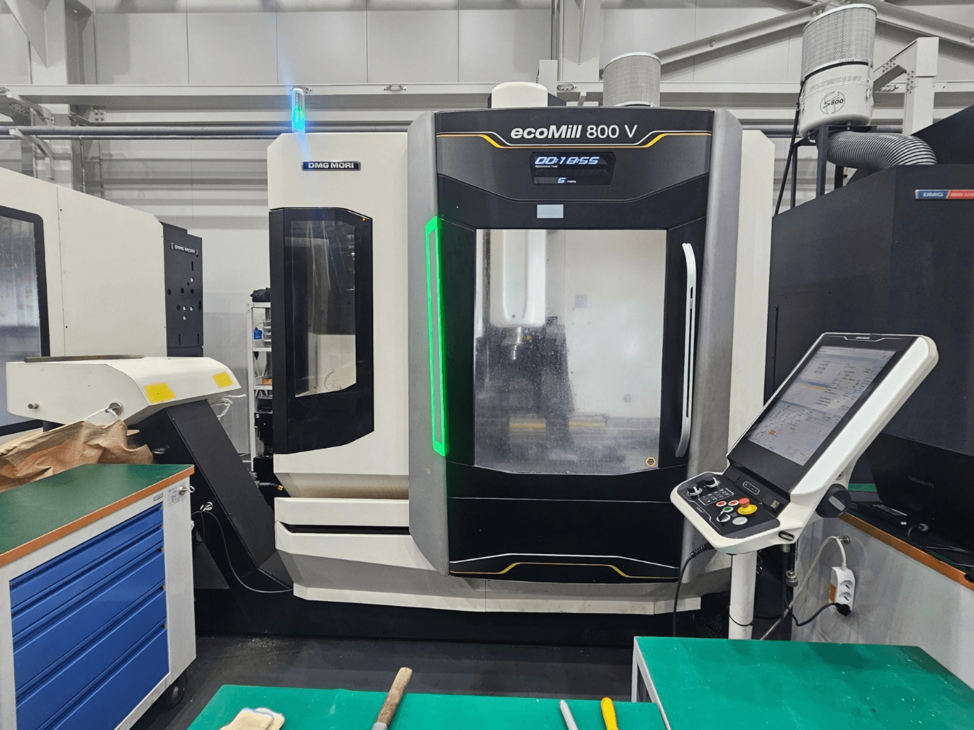 Vertikales Bearbeitungszentrum DMG MORI ecoMill 800 V, Vorderansicht mit sichtbarem Bedienfeld und Maschinendetails.