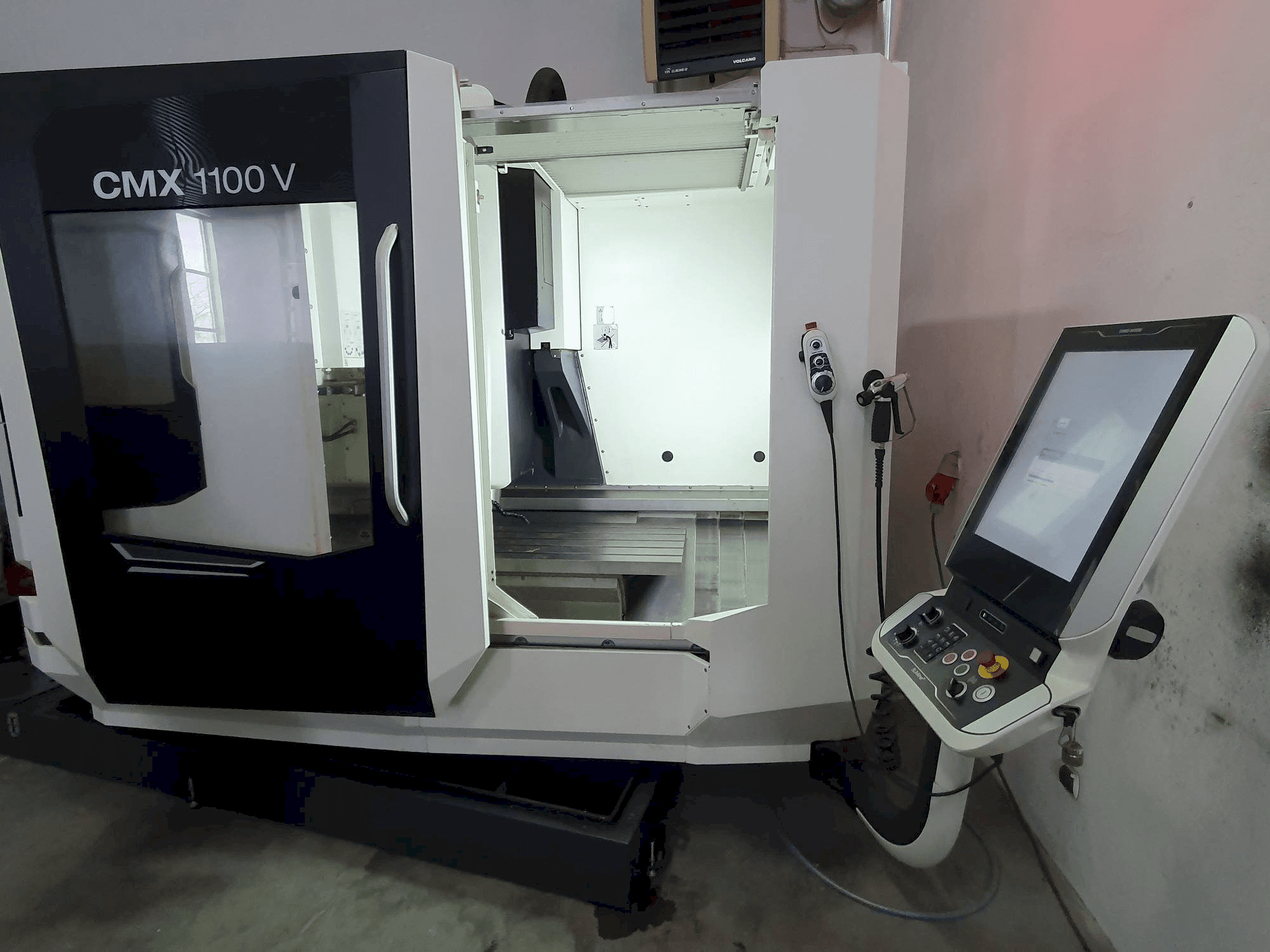 Frontansicht der DMG MORI CMX 1100 V Maschine