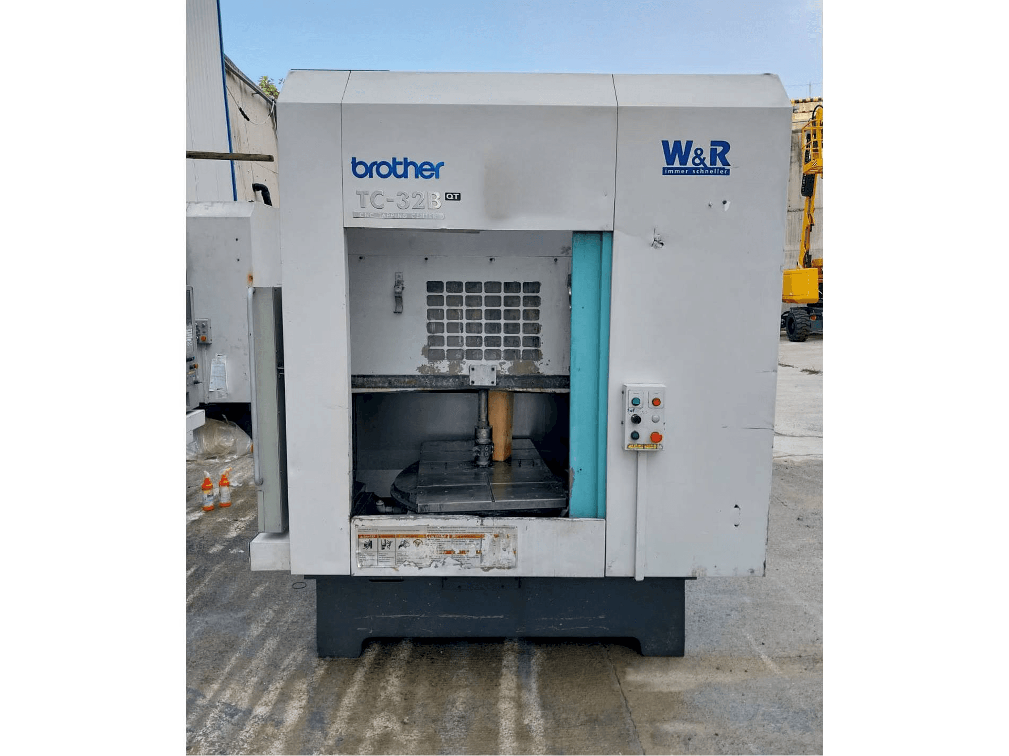 Frontansicht der Brother TC 32 B-QT Maschine