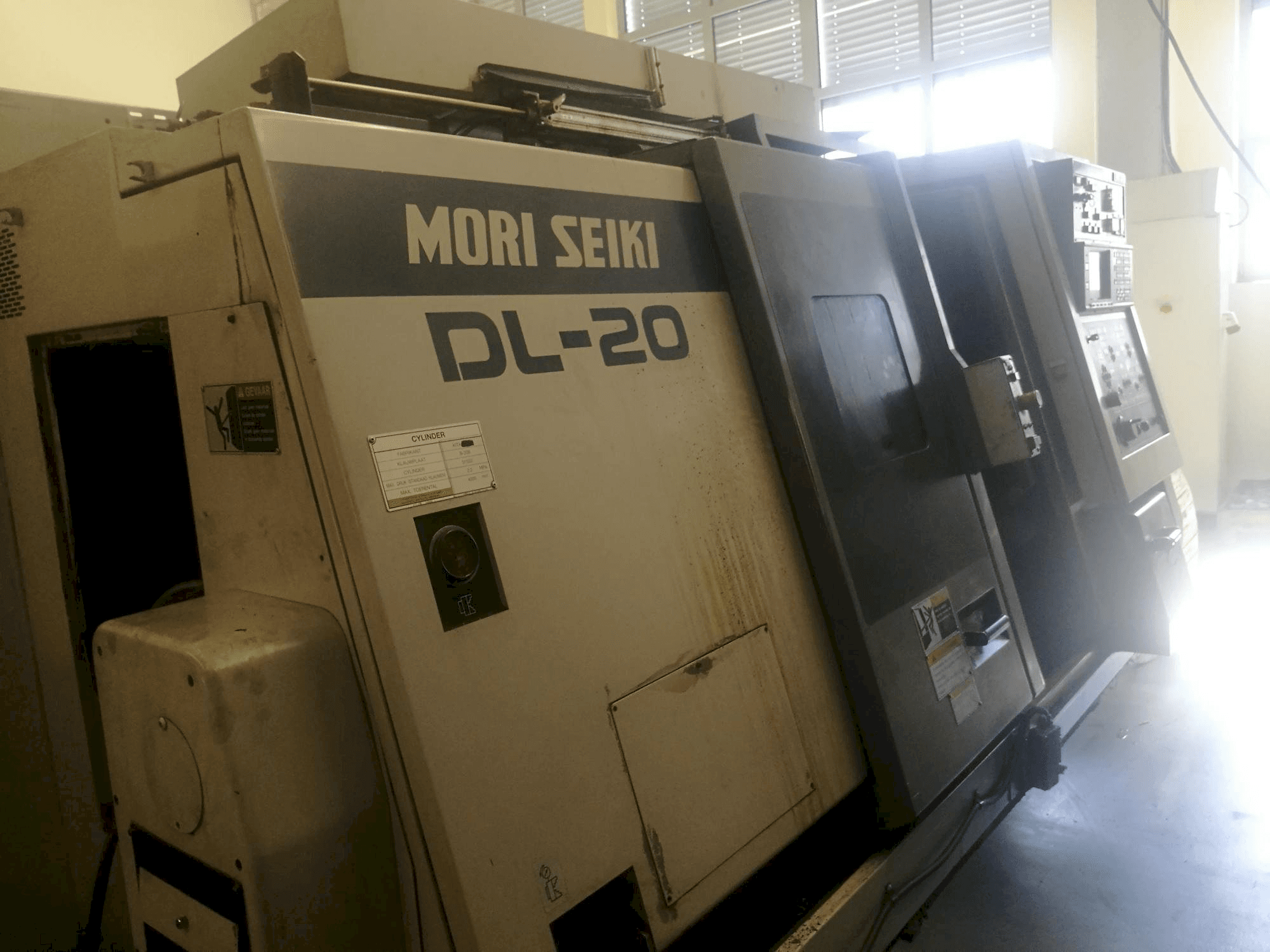 Linke Seitenansicht der MORI SEIKI DL 20 MC Maschine