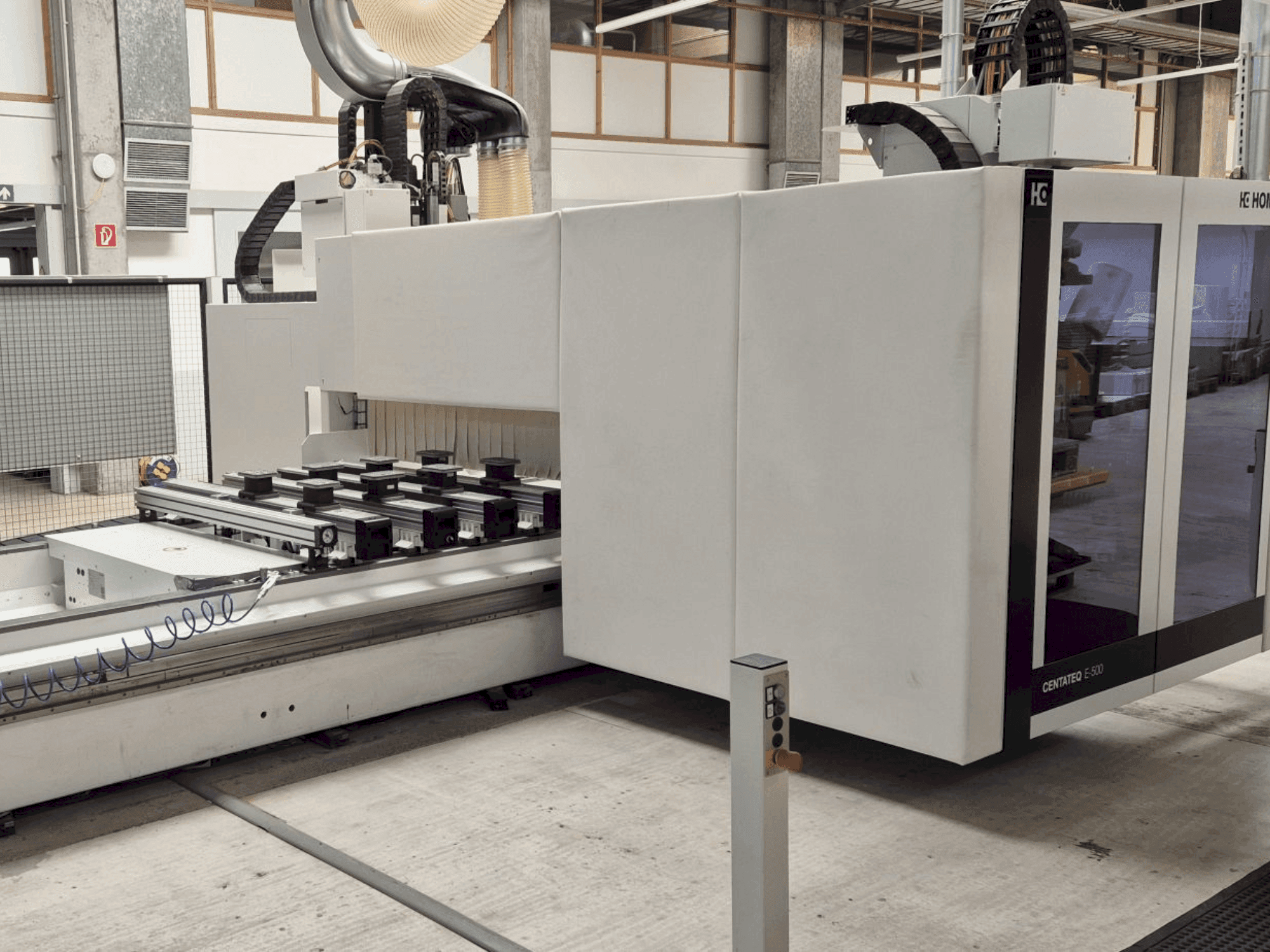 Frontansicht der HOMAG CENTATEQ E-500 Maschine