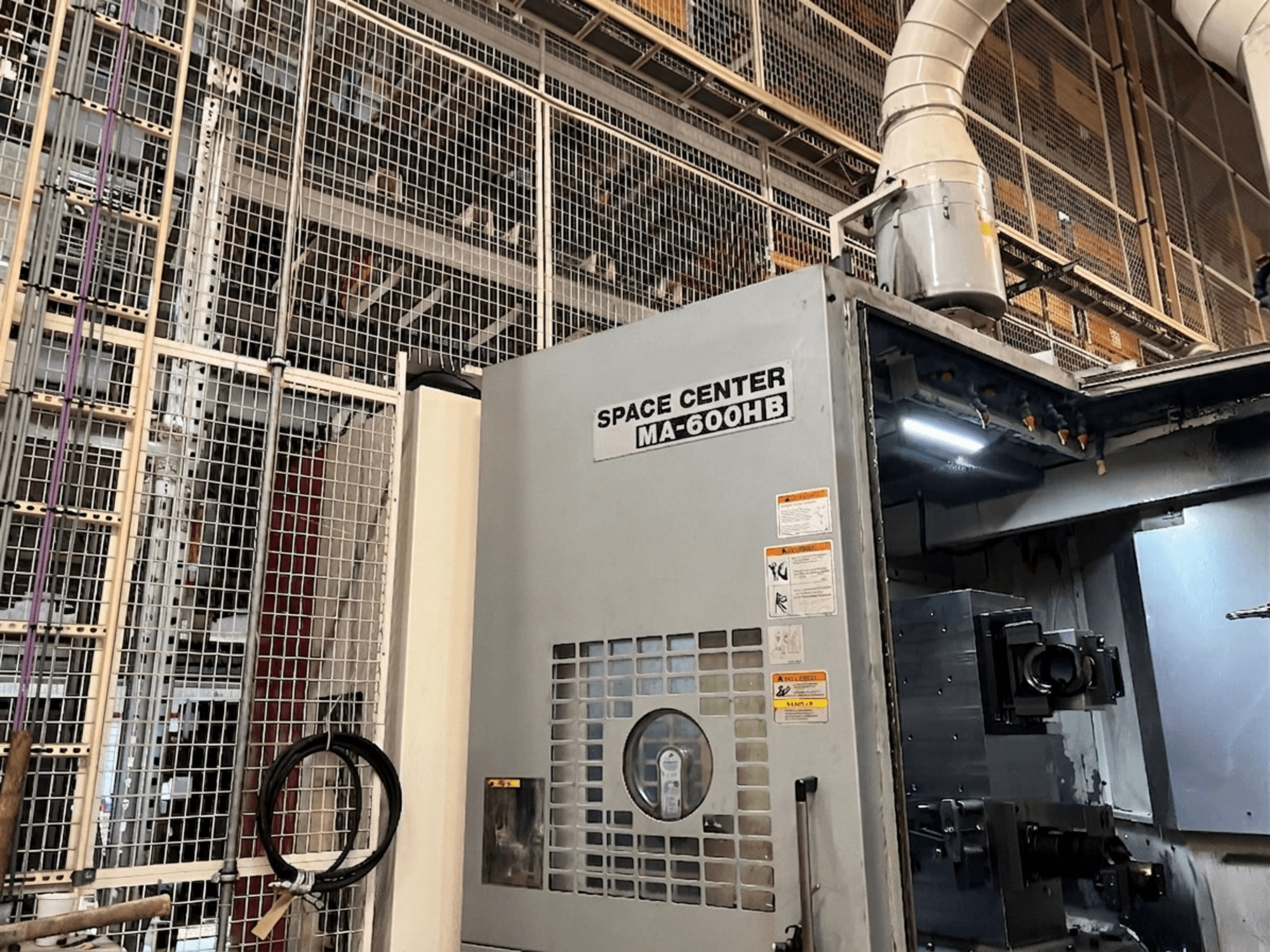 Okuma MA-600HB Horizontal-Bearbeitungszentrum, Vorderansicht, mit Bedienfeld und Kühlmitteldüsen sichtbar.