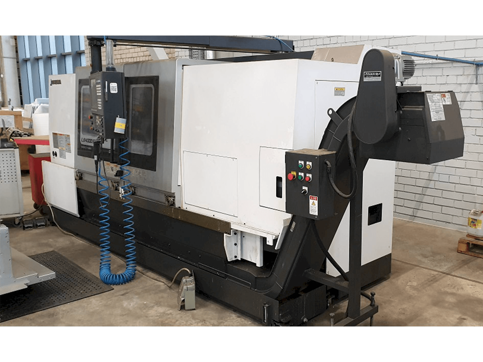 Frontansicht der Okuma LB4000EXII Maschine