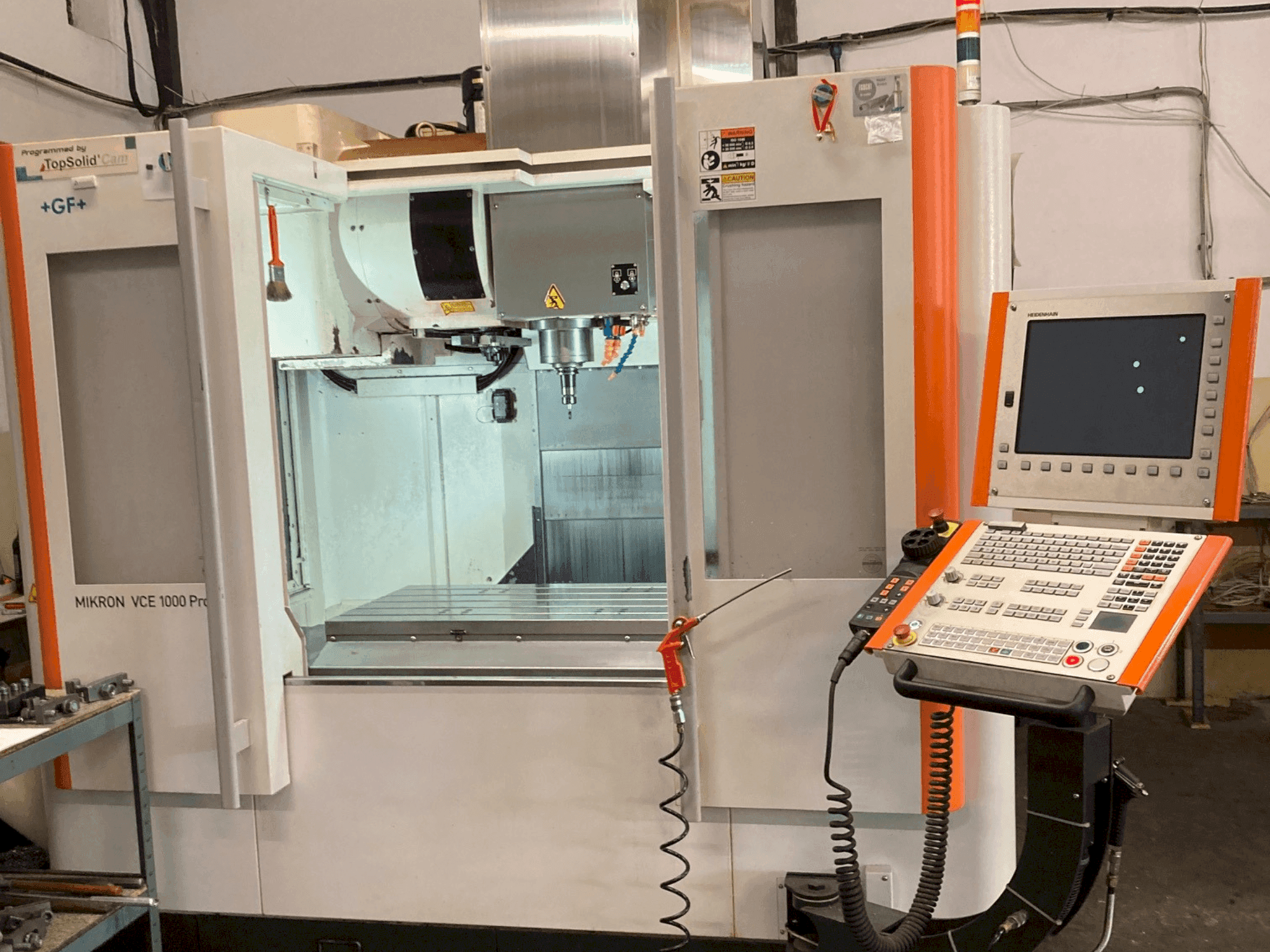 Frontansicht der +GF+ Mikron VCE 1000 Pro Maschine