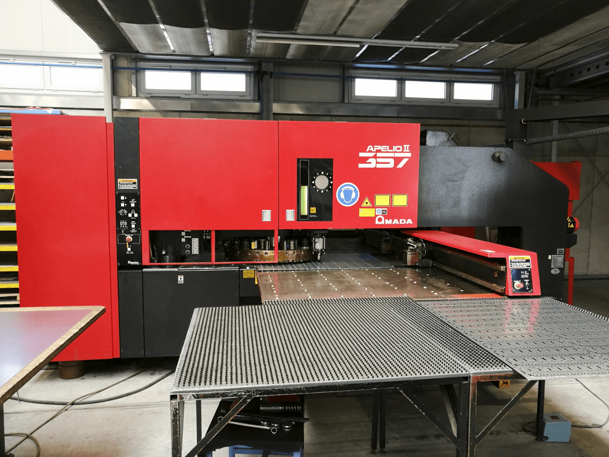 Frontansicht der AMADA APELIO II-357 Maschine