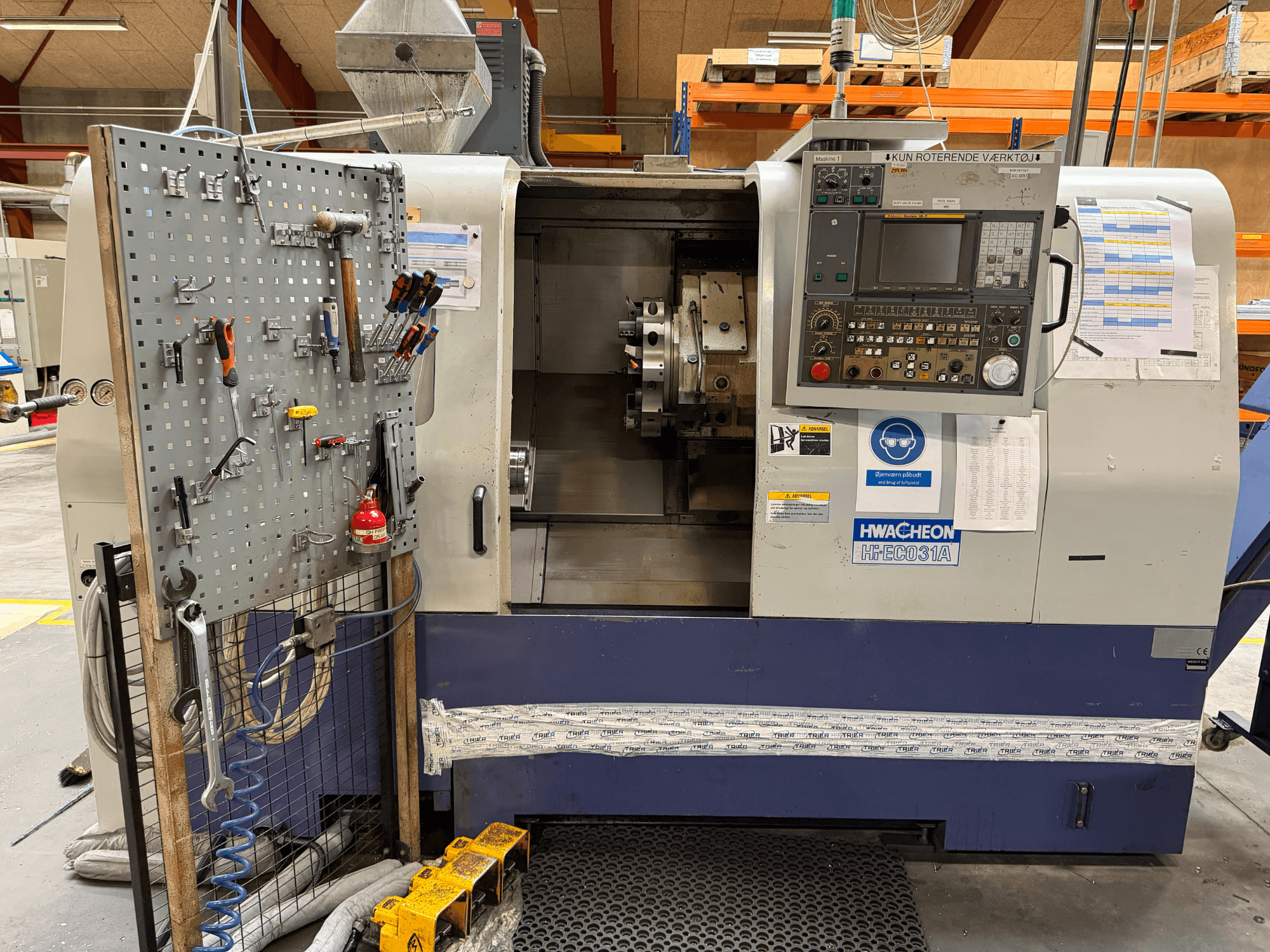 Horizontaldrehmaschine HWACHEON HiEco-31A mit Bedienfeld, seitlich angeordneten Werkzeugen und guter Einsehbarkeit in den Maschineninnenraum.