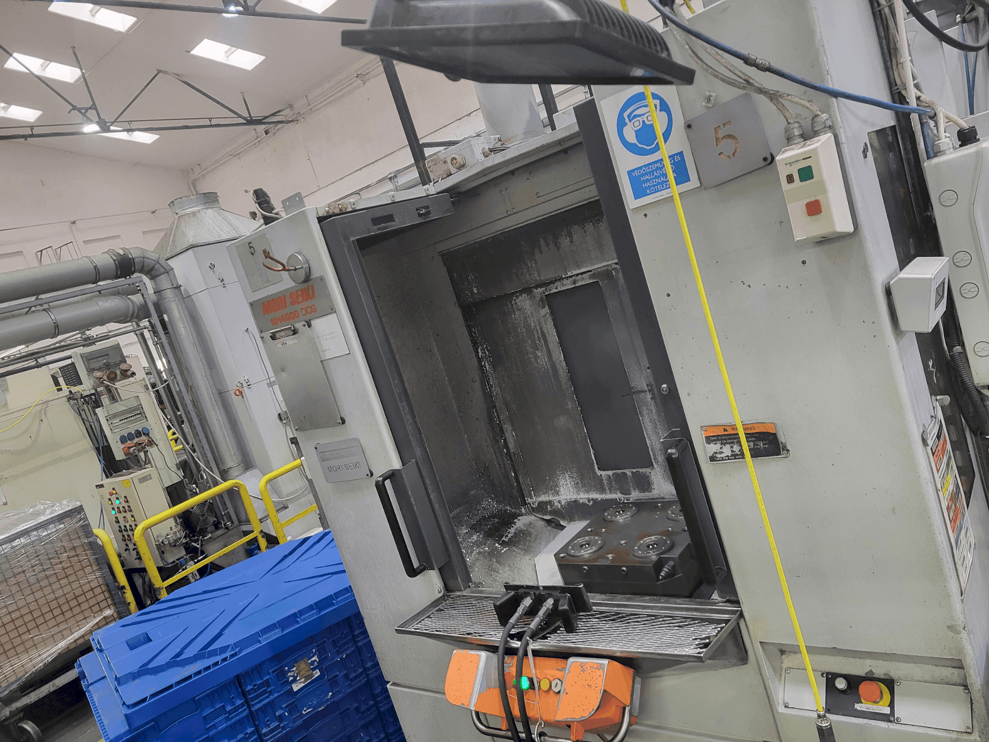 Frontansicht der MORI SEIKI NH 4000 Maschine