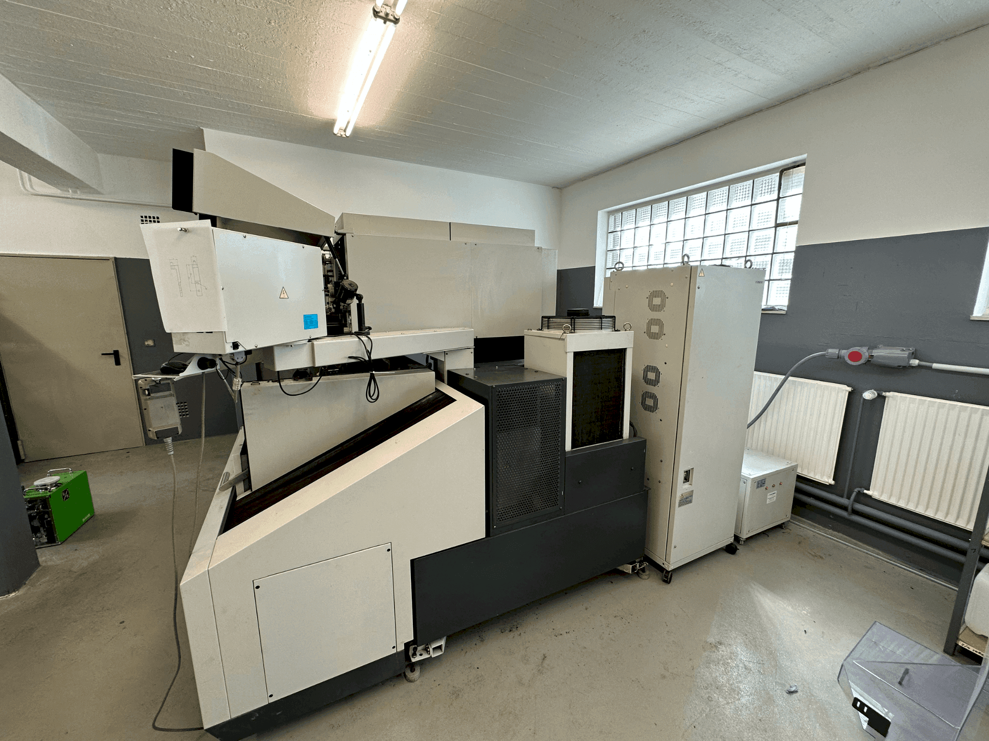 Frontansicht der Mitsubishi MV1200S Maschine