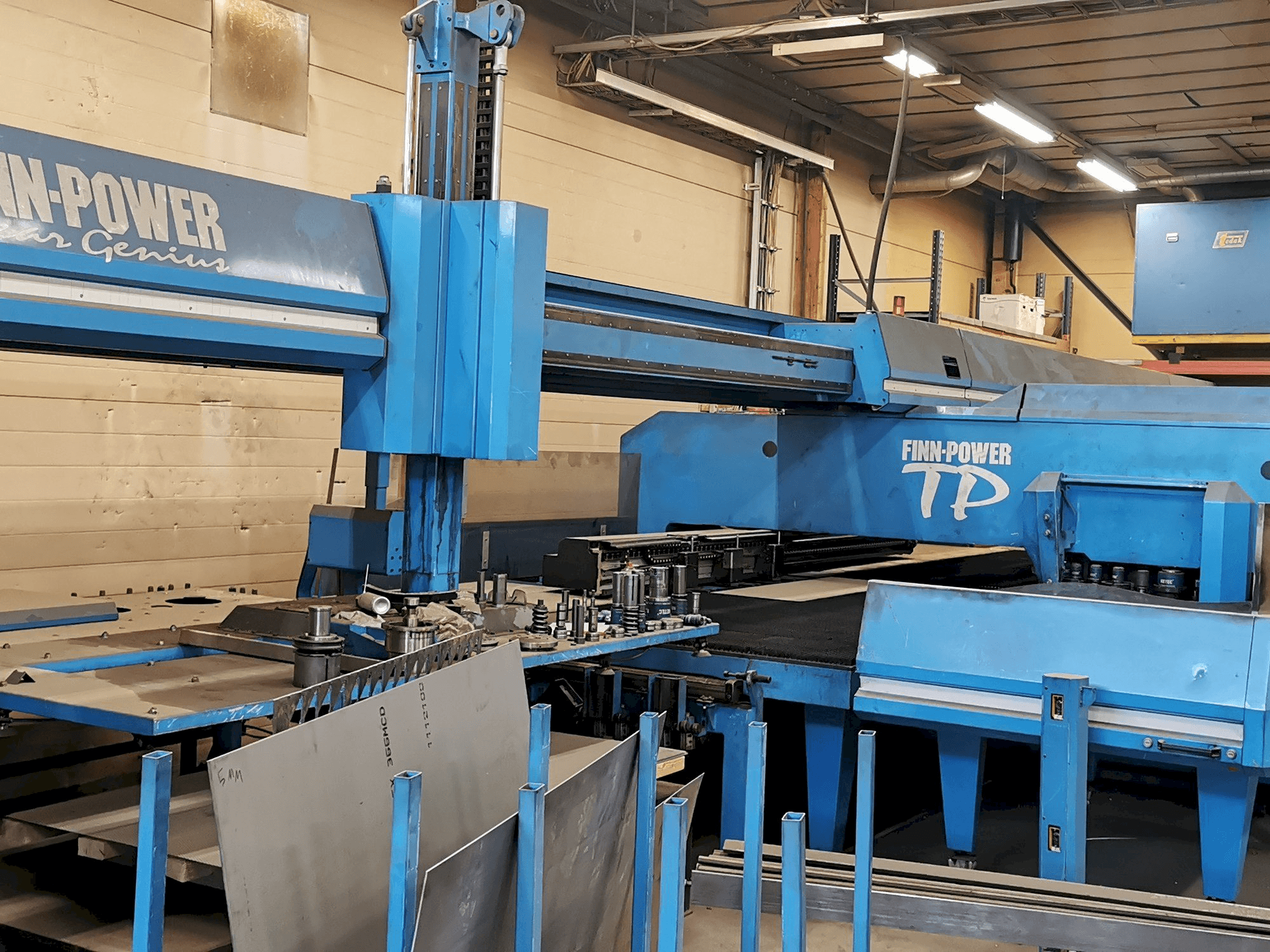 Frontansicht der Finn-Power LD3000/2W Maschine