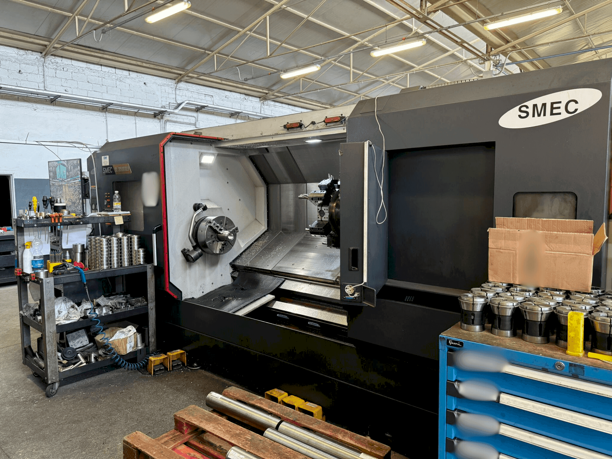 Frontansicht der SMEC SL 3500XLY Maschine