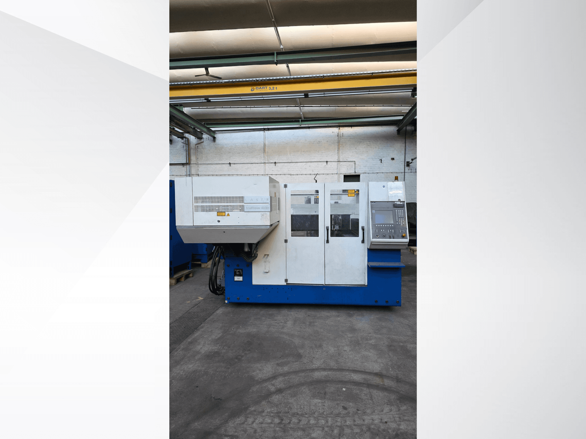 TRUMPF TruLaser 3030 CO2-Laserschneidmaschine, Frontansicht, mit Bedienfeld und Sicherheitshinweisen an der Außenseite.