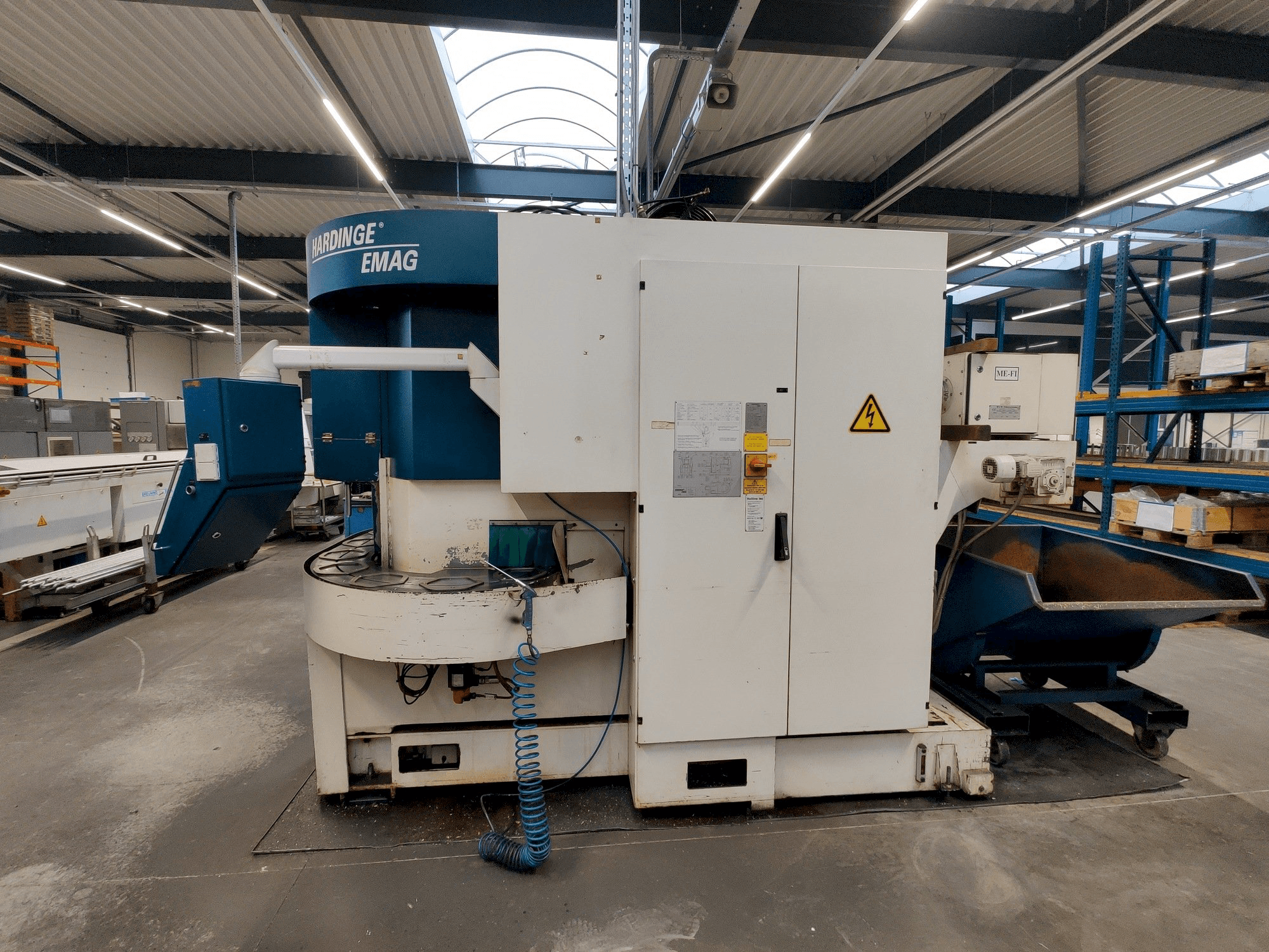 Frontansicht der Hardinge Emag VL 5 Maschine