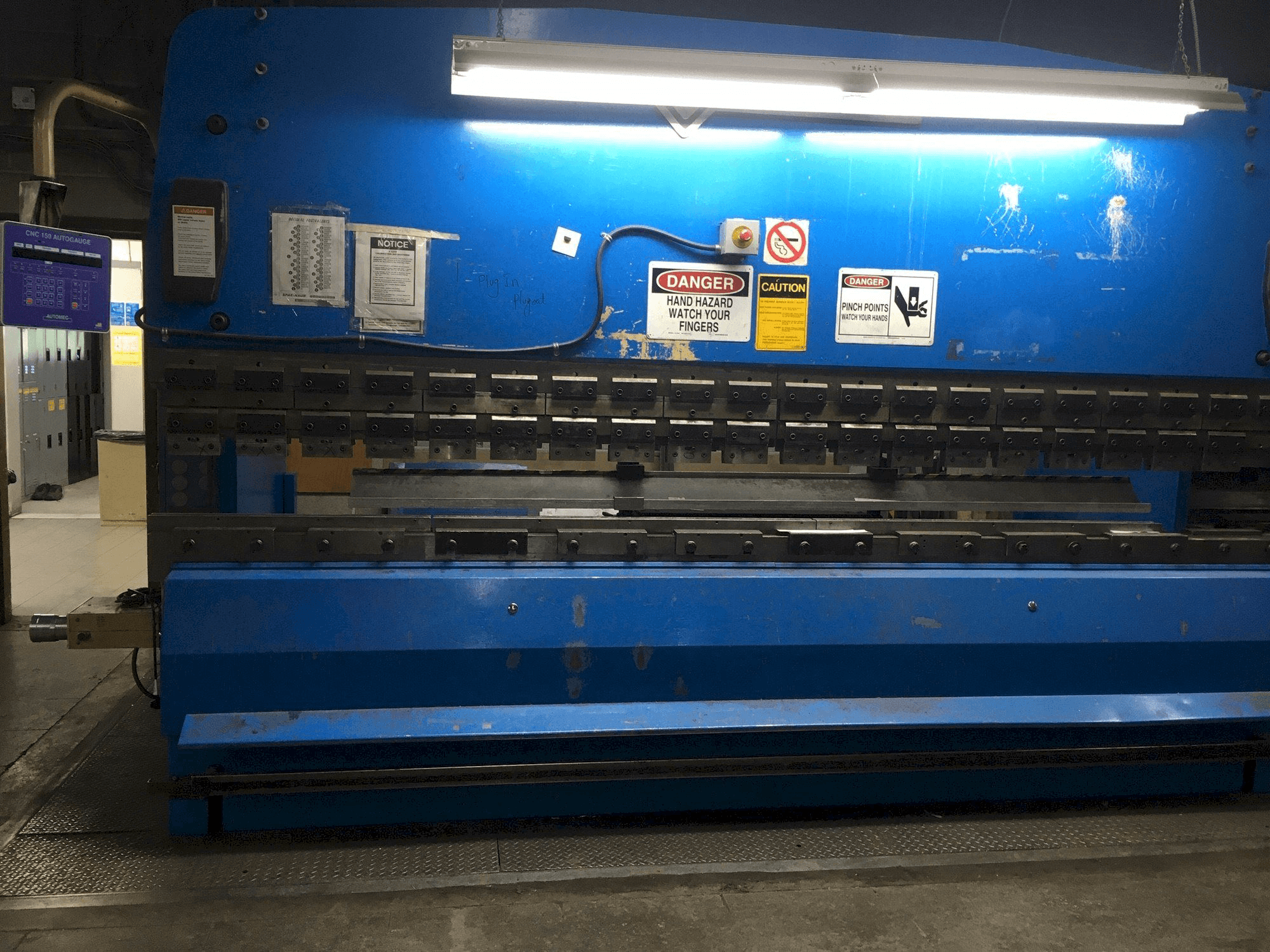 Frontansicht der PROMECAM 204 Maschine