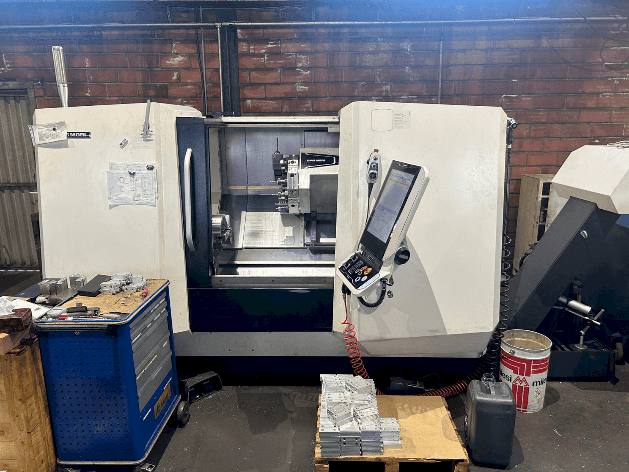 Rechte Seitenansicht der DMG MORI CLX 450 V4 Maschine