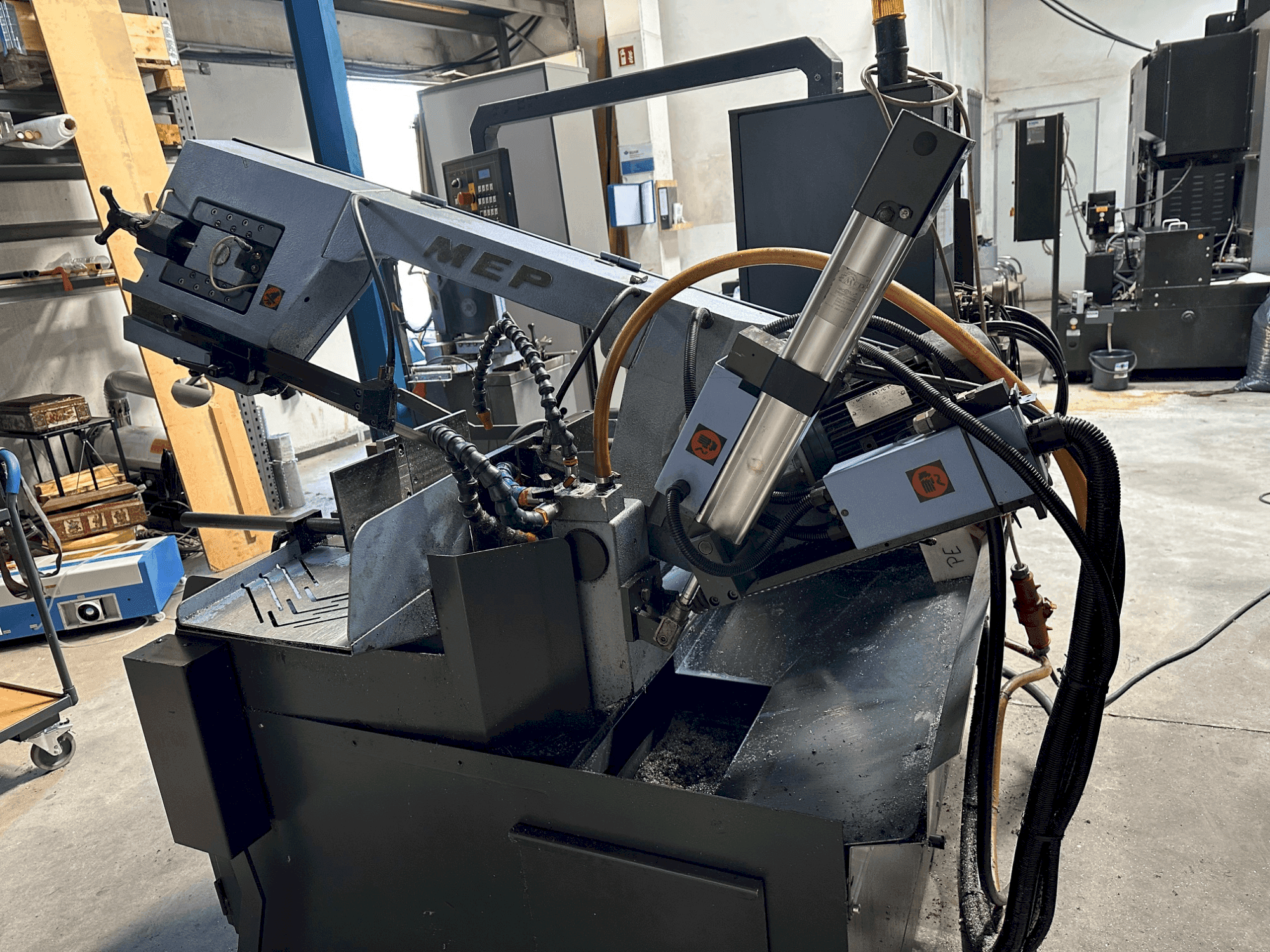 Frontansicht der MEP SHARK 330 NC eco Maschine