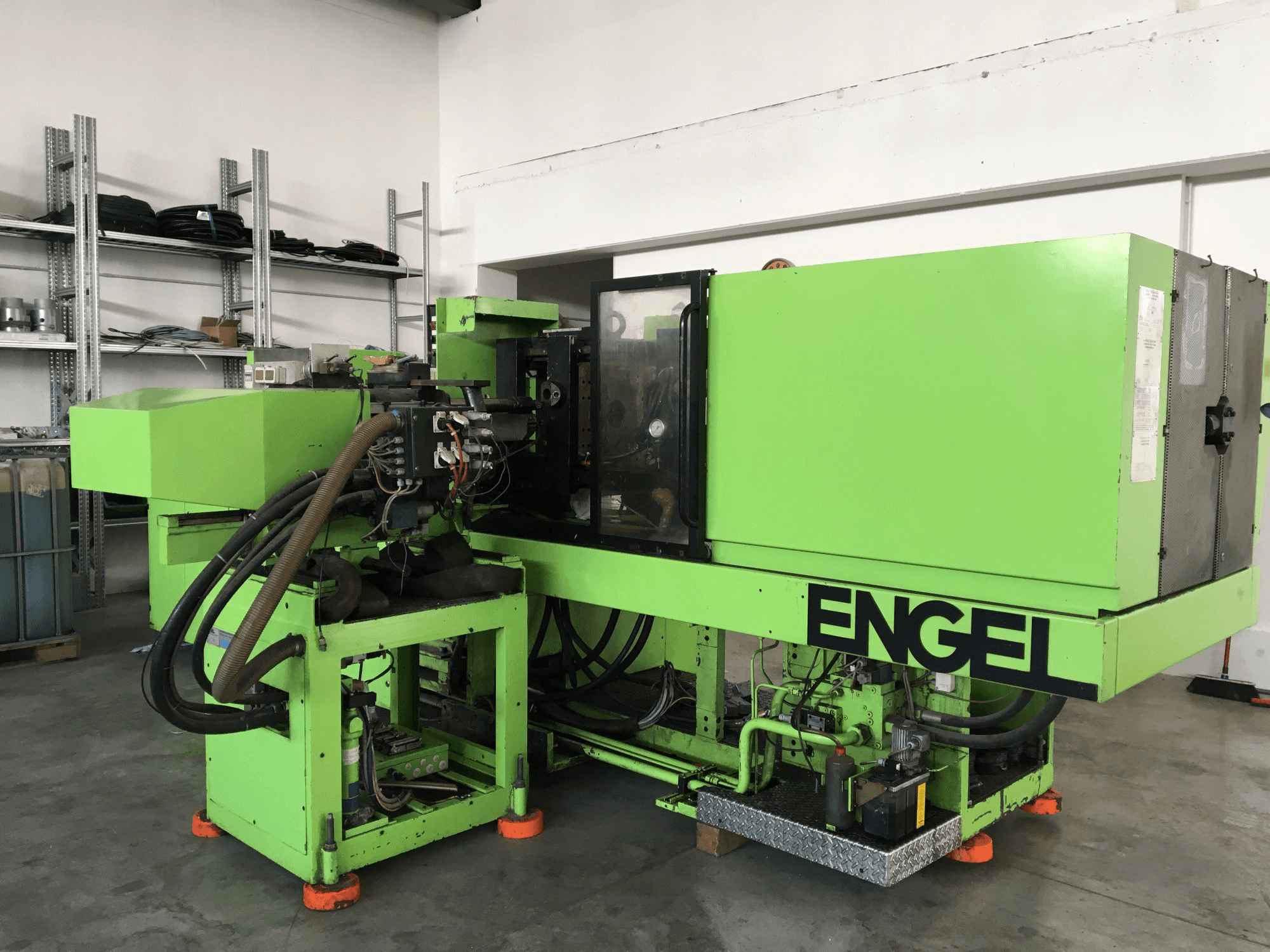 Rechte Ansicht der ENGEL ES 600H/330L/125H-2F Maschine