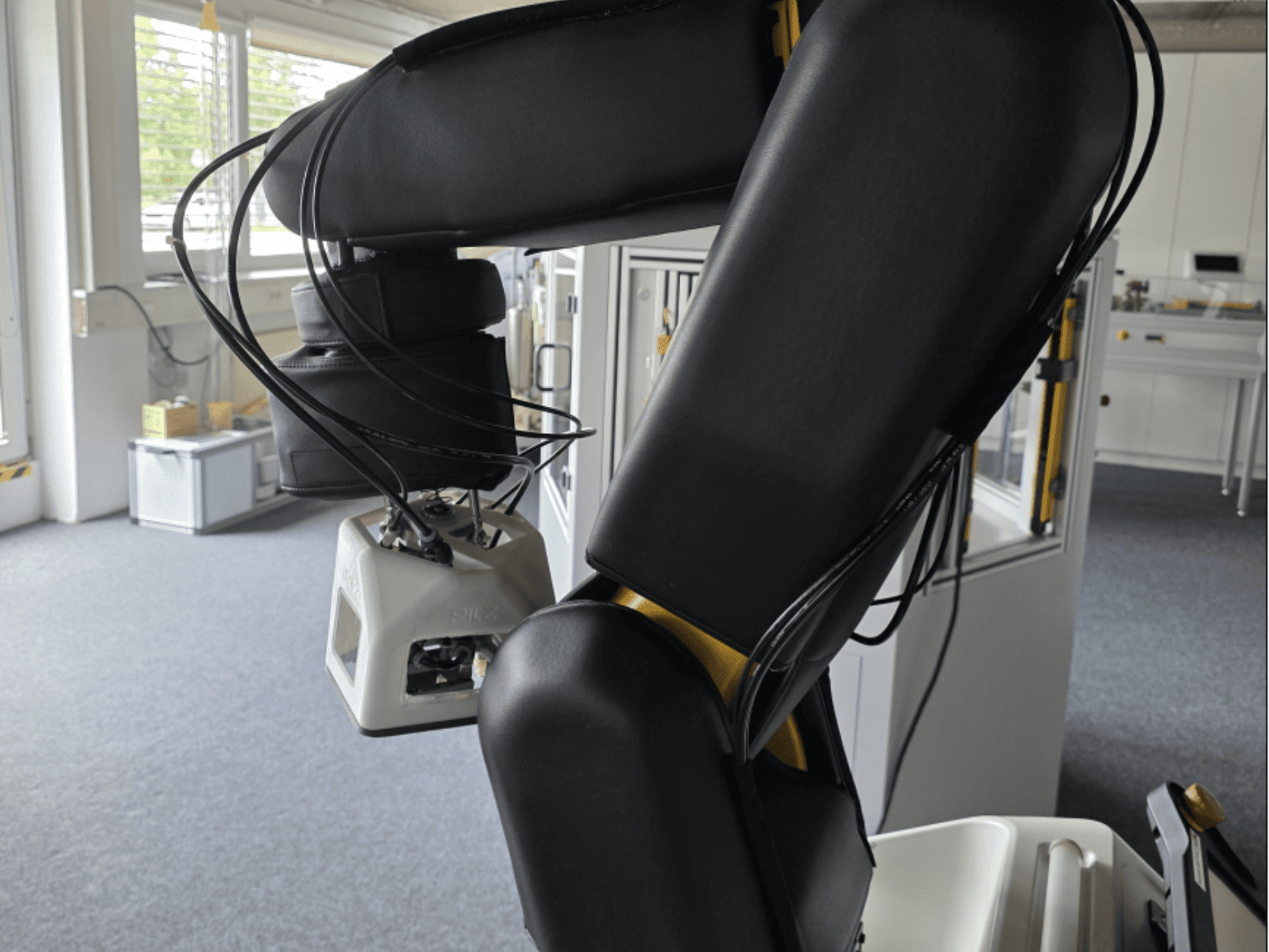 Seitenansicht des kollaborativen Roboters FANUC LR Mate 200iD/7L mit Arm und Sensoren; die Kabel sind in einer Werkstattumgebung zu sehen.
