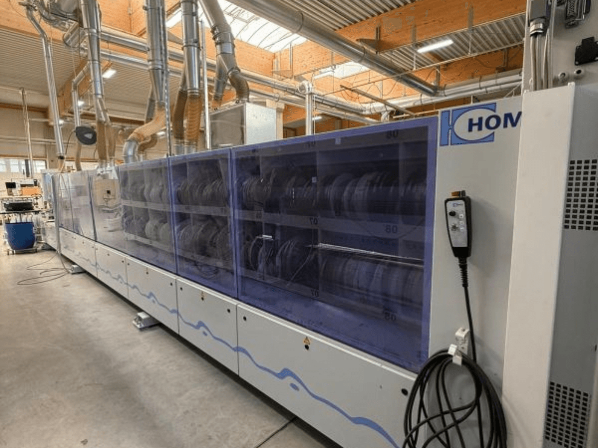 HOM-Industriewaschmaschine, Vorderansicht, mit transparenter Tafel, auf der das Geschirr zu sehen ist; Bedienfeld mit Tasten an der Seite.