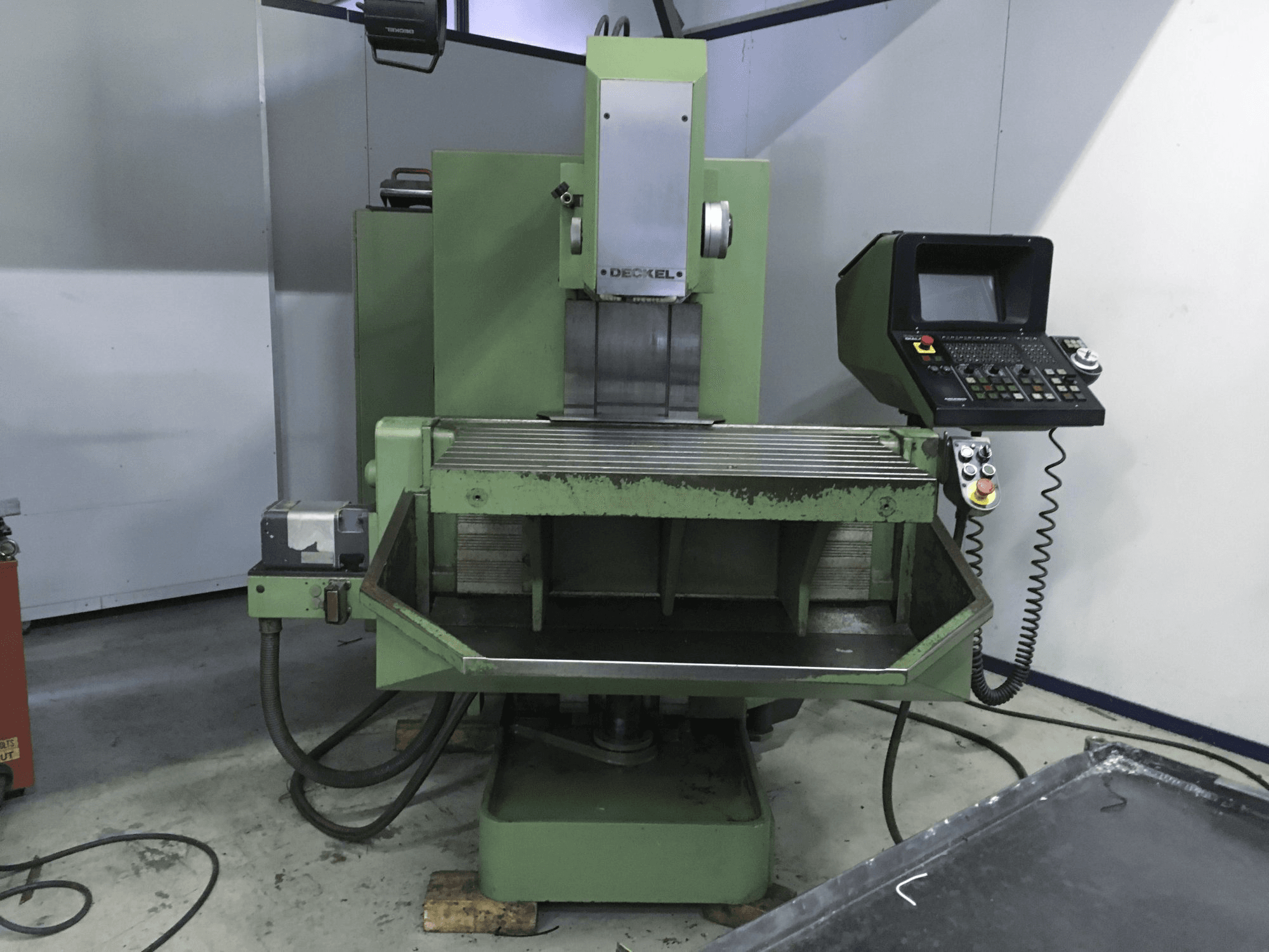 Frontansicht der DECKEL FP4NC Maschine
