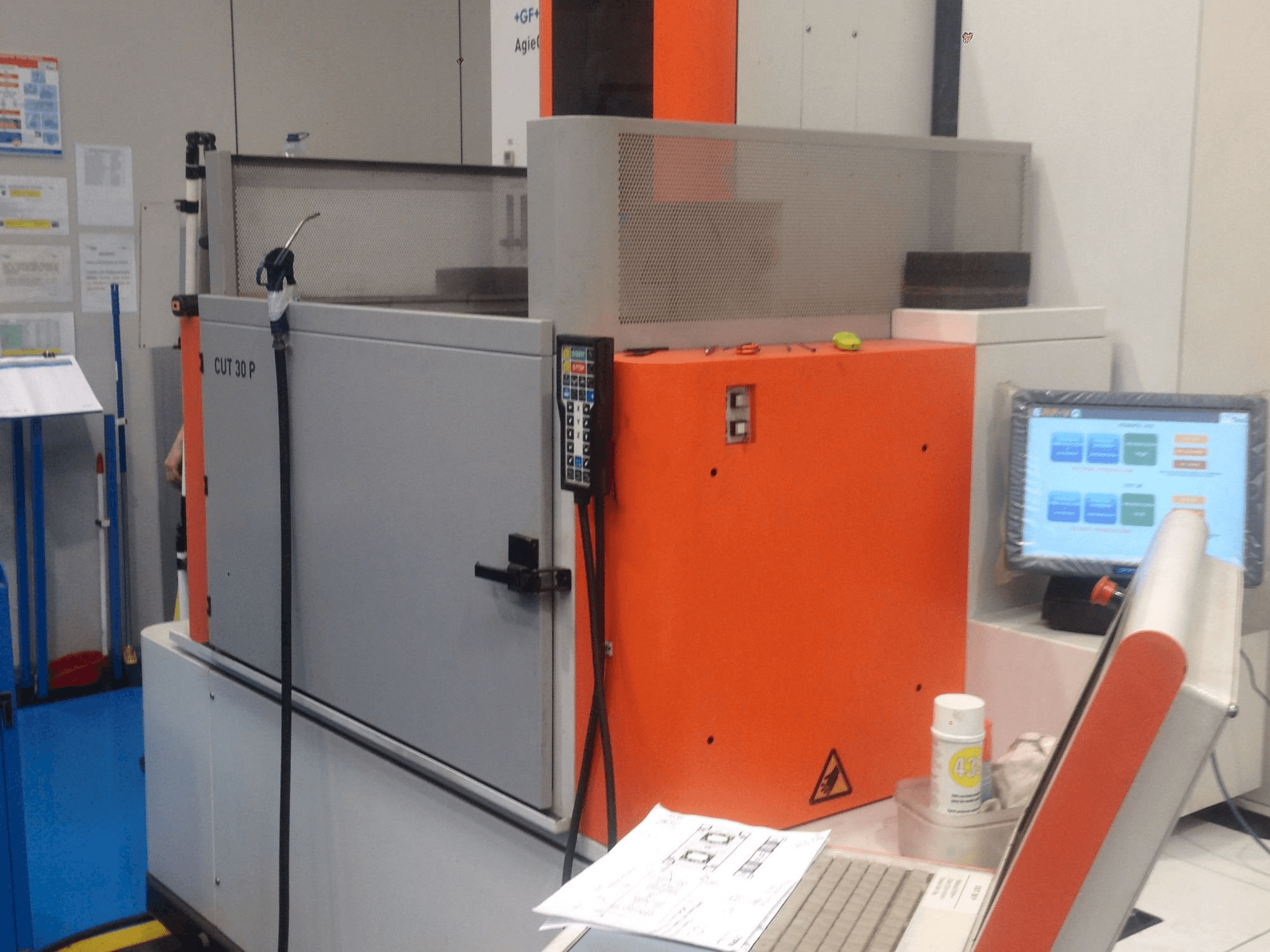 Frontansicht der CHARMILLES CUT 30P Maschine