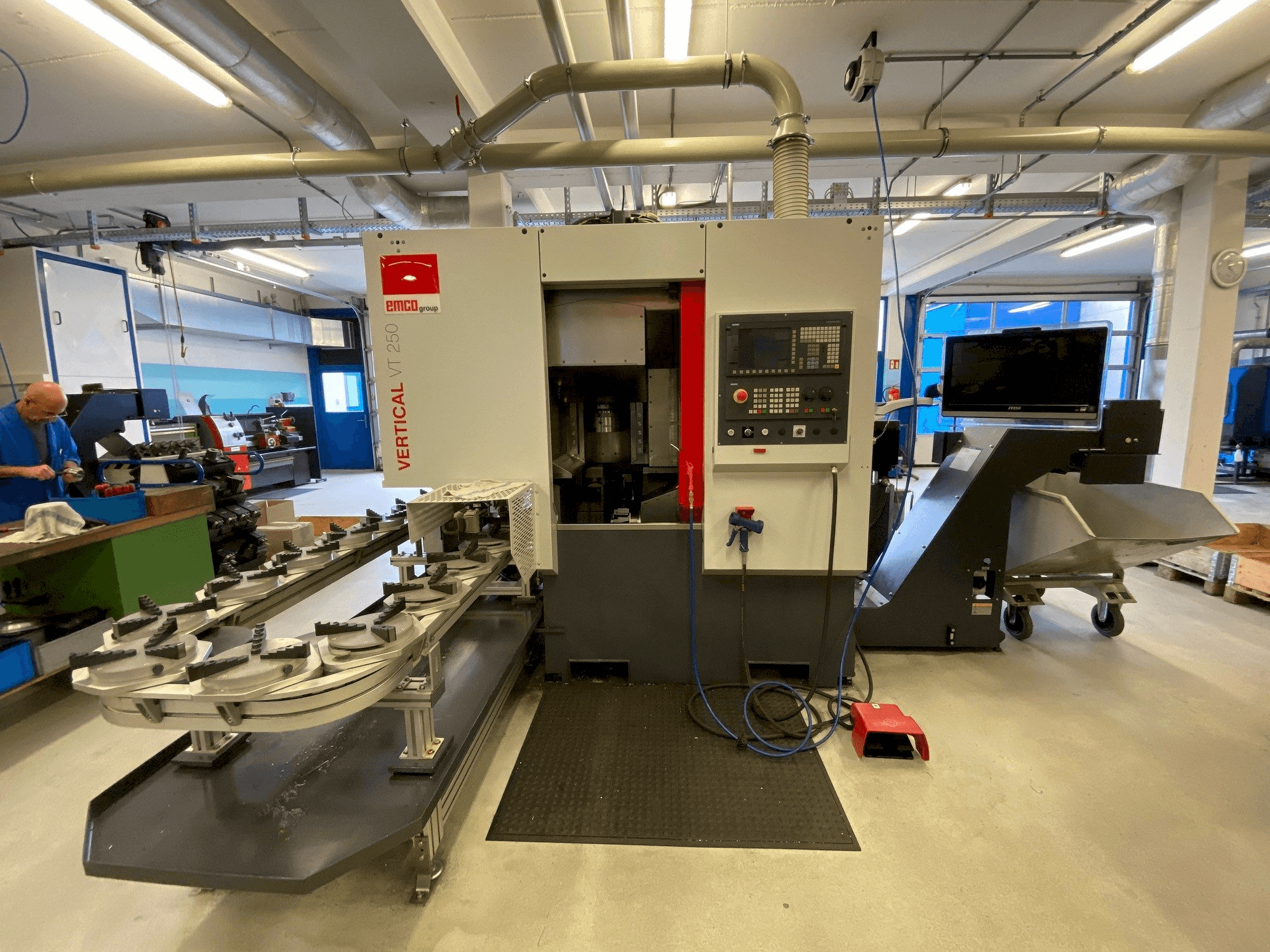 Frontansicht der EMCO VT250 Maschine