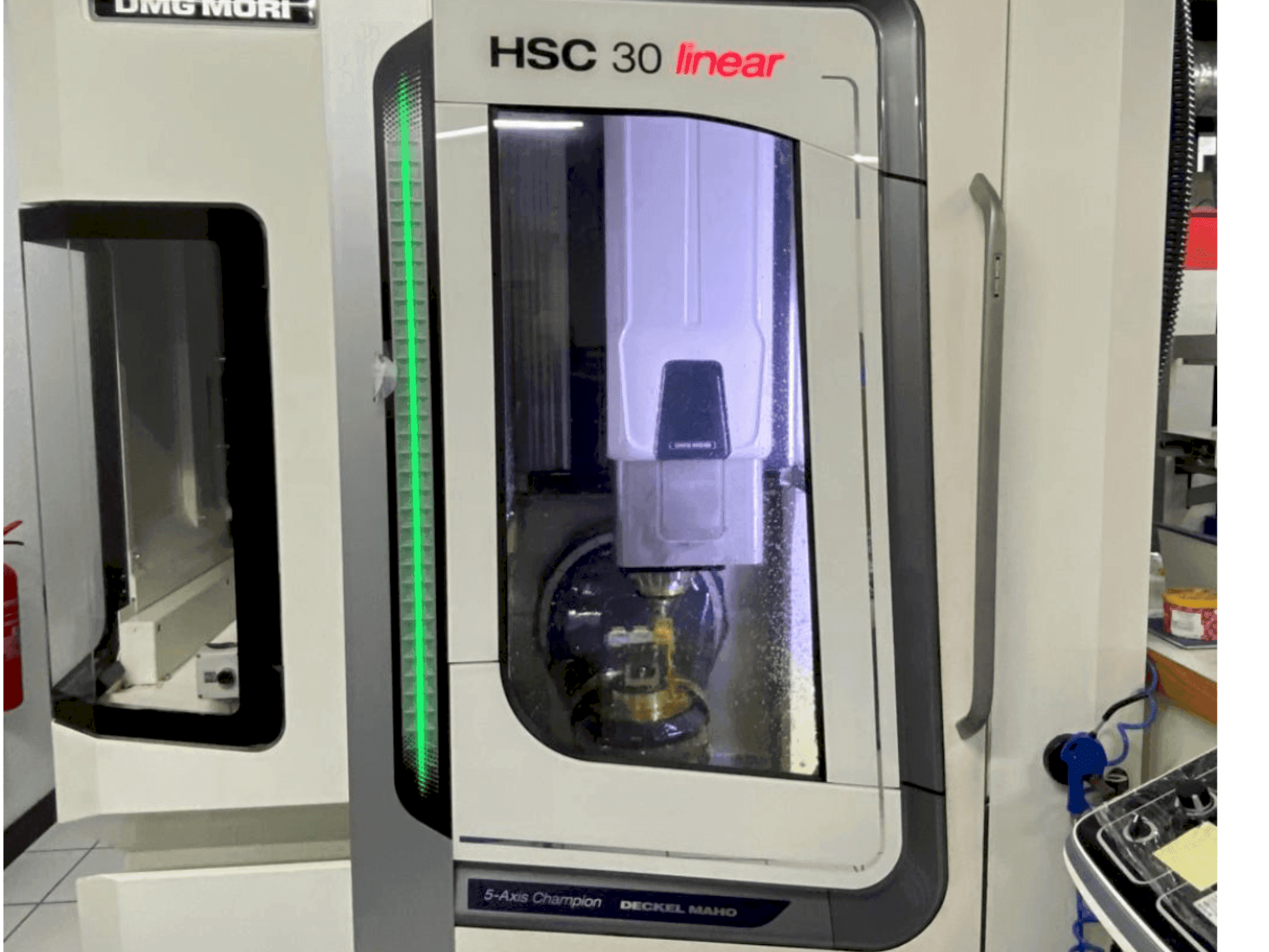 Frontansicht der DMG MORI HSC 30 linear Maschine