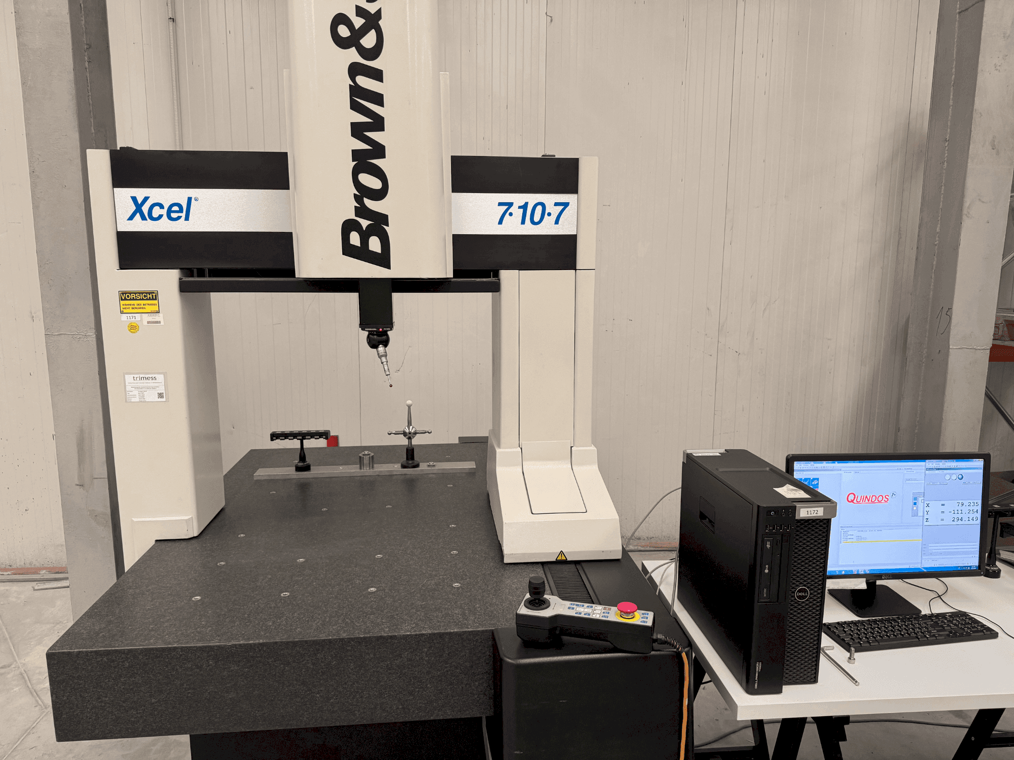 Frontansicht der BROWN & SHARPE XCEL 7107 Maschine