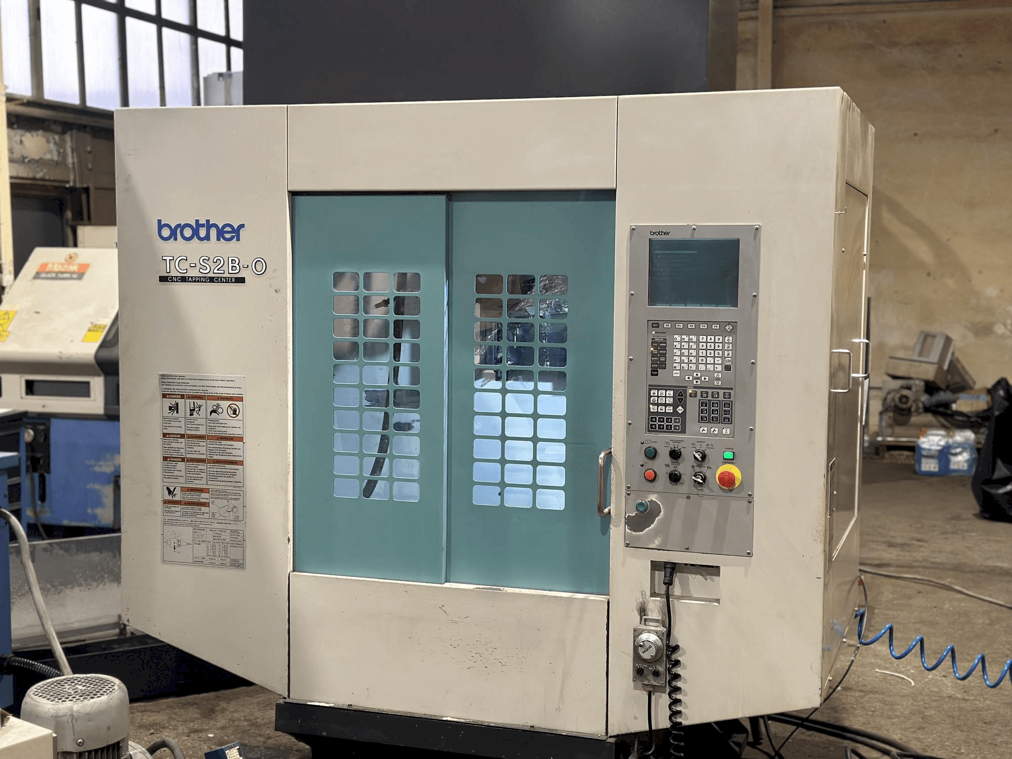 Frontansicht der Brother TC-S2B-O Maschine