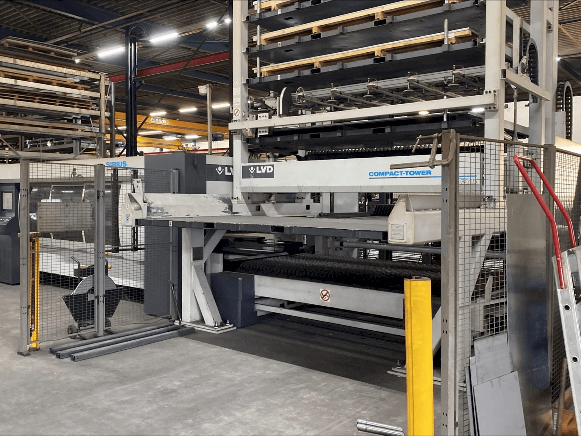 Frontansicht der LVD SIRIUS 3015 PLUS + Compact Tower 6 positions Maschine