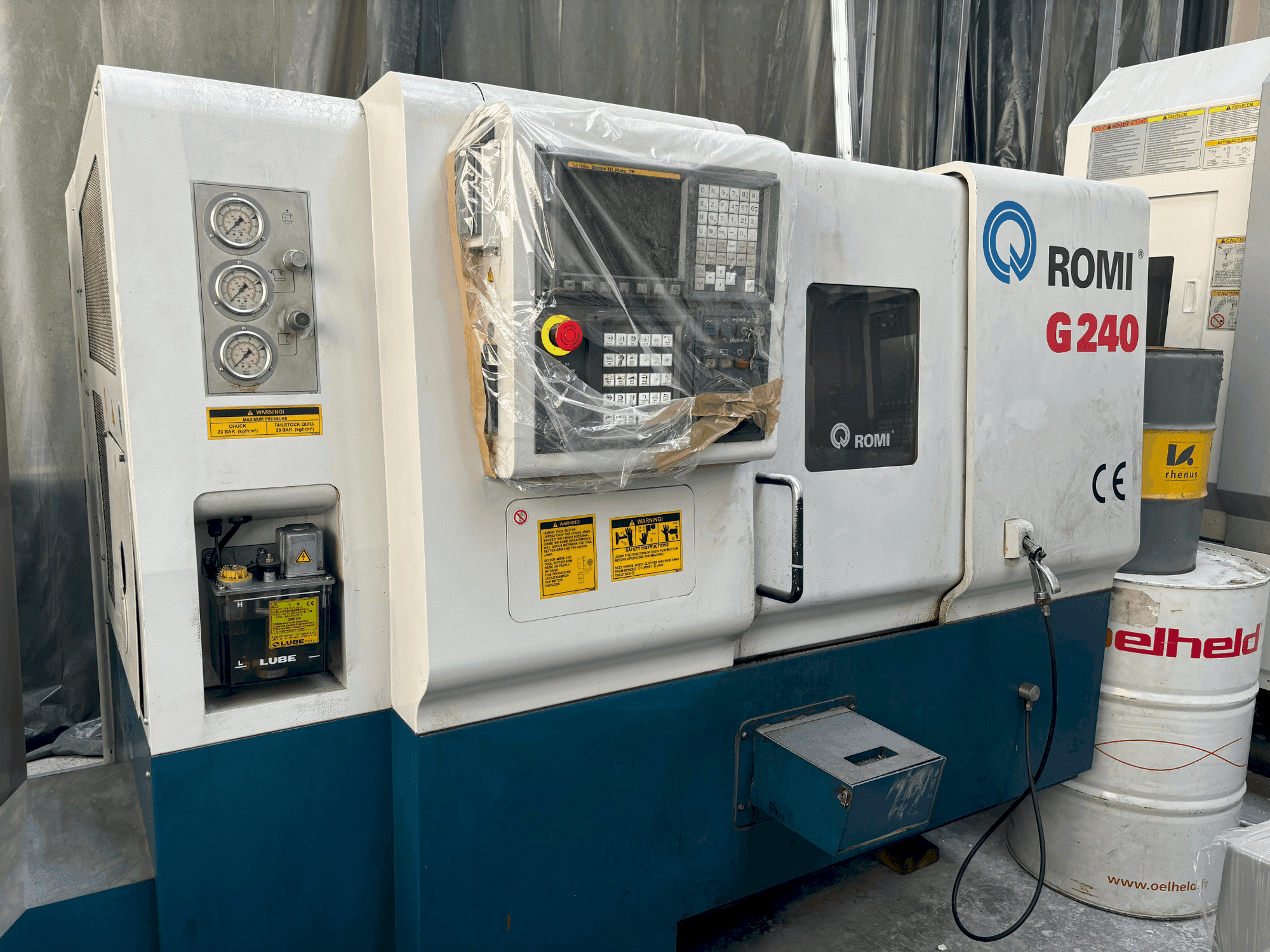 Frontansicht der Romi G240 Maschine