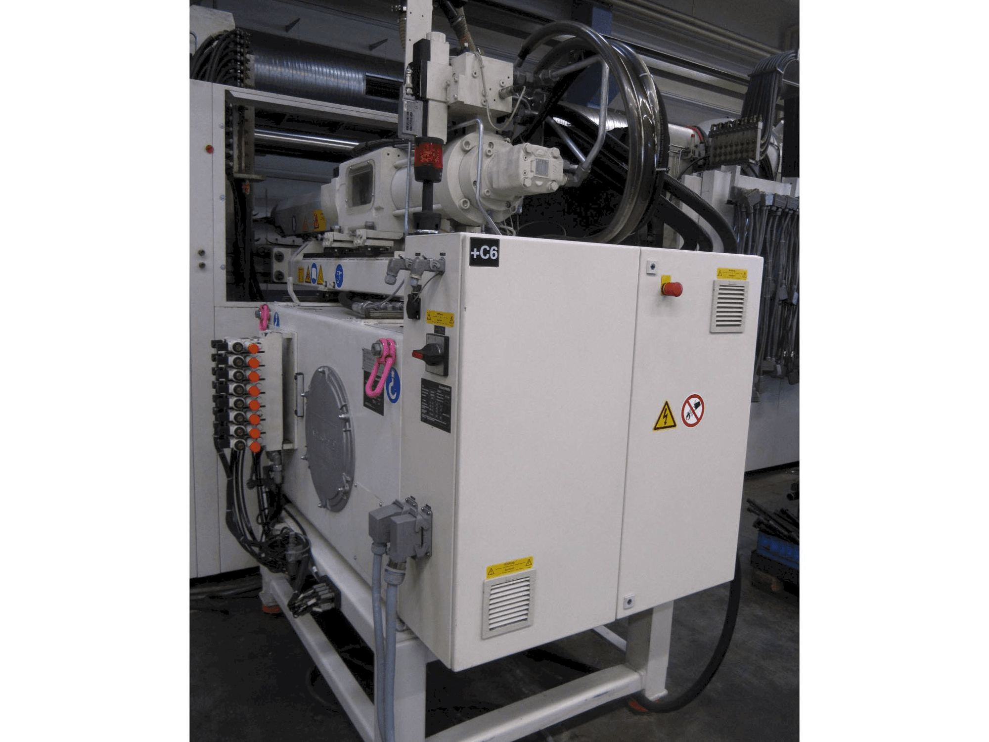 Frontansicht der Krauss Maffei 750 BO L Maschine