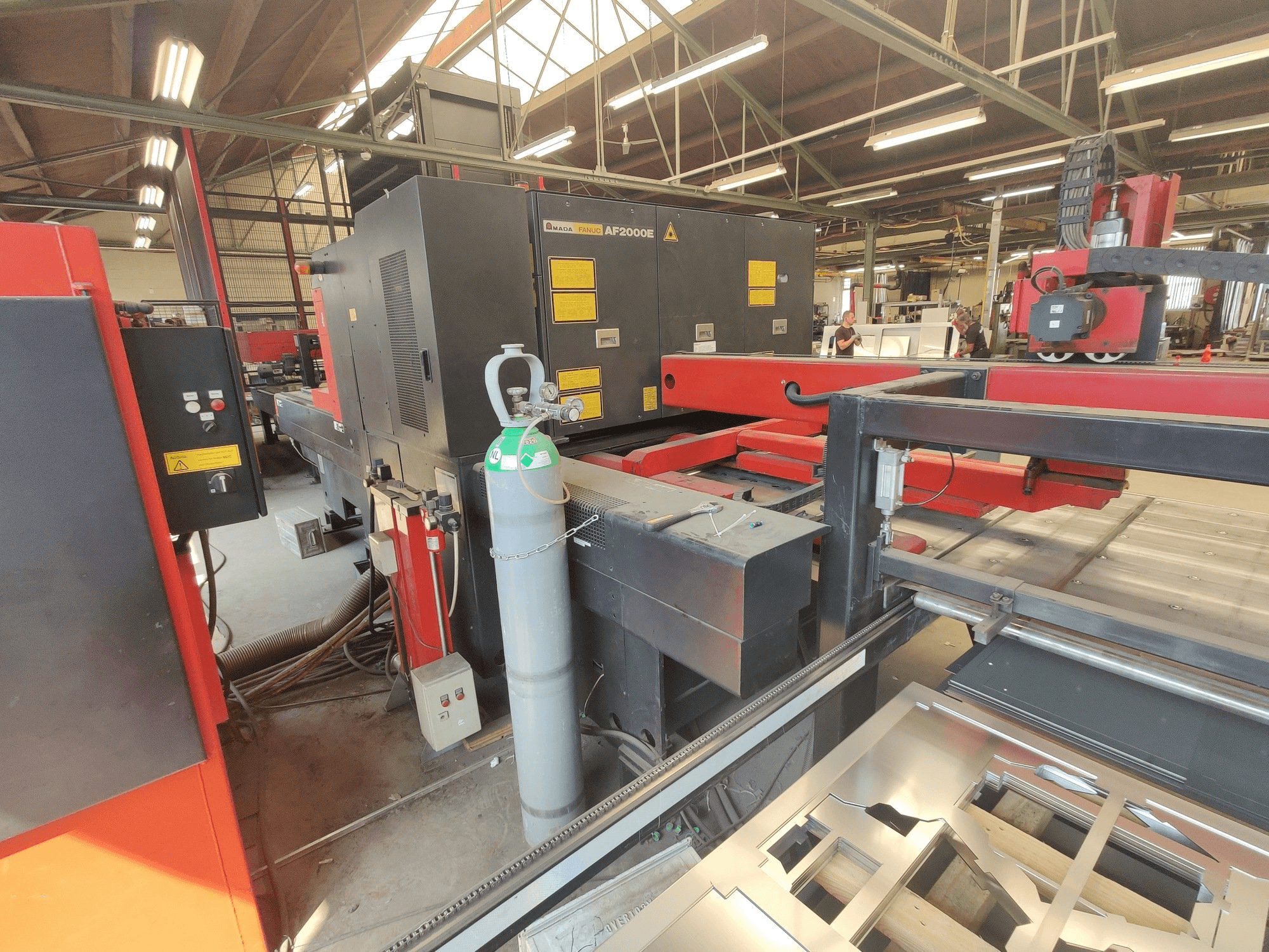 Frontansicht der AMADA LC 2415 A3 Maschine