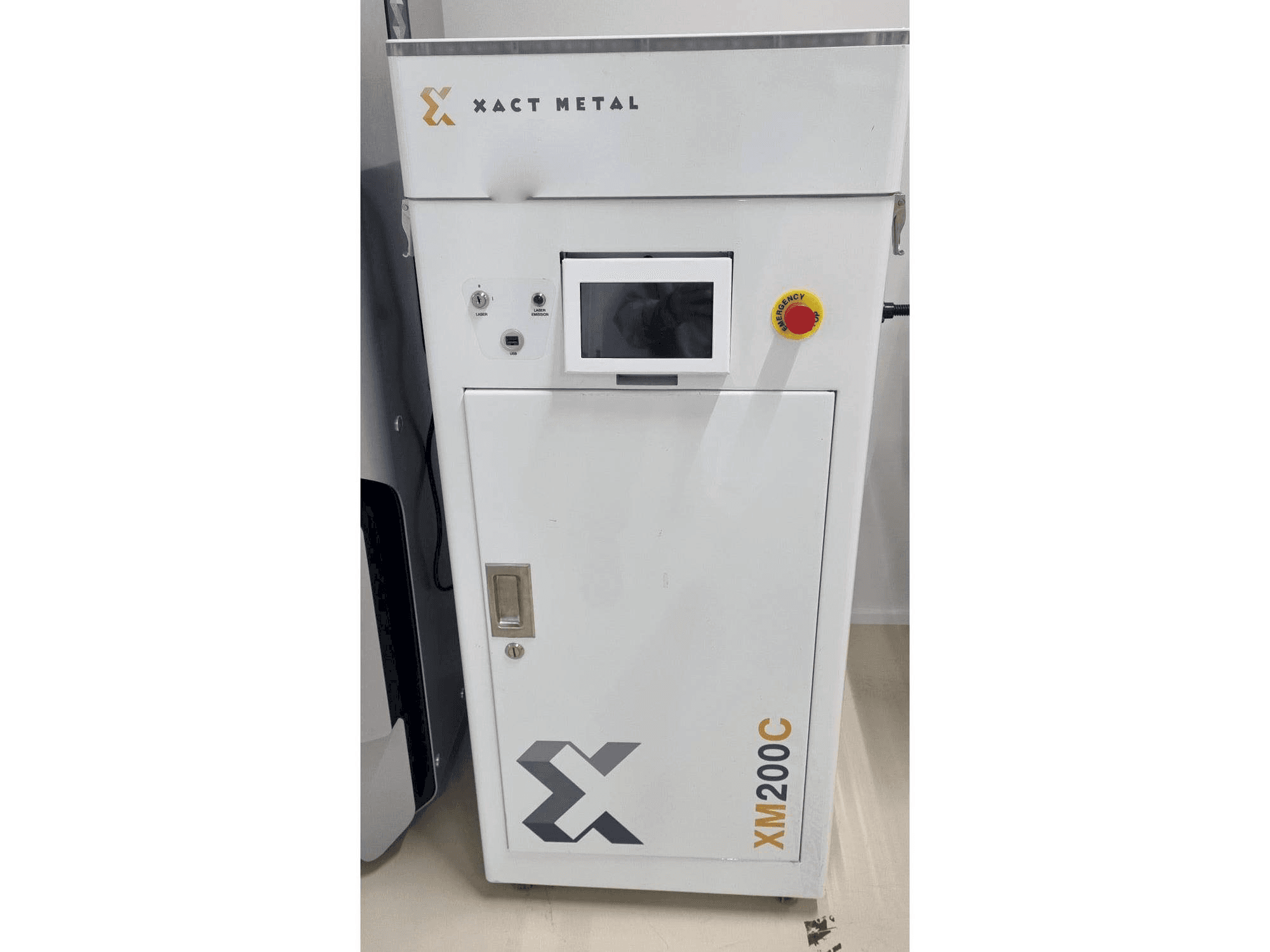 Frontansicht der XACT METAL XM200C-E Maschine