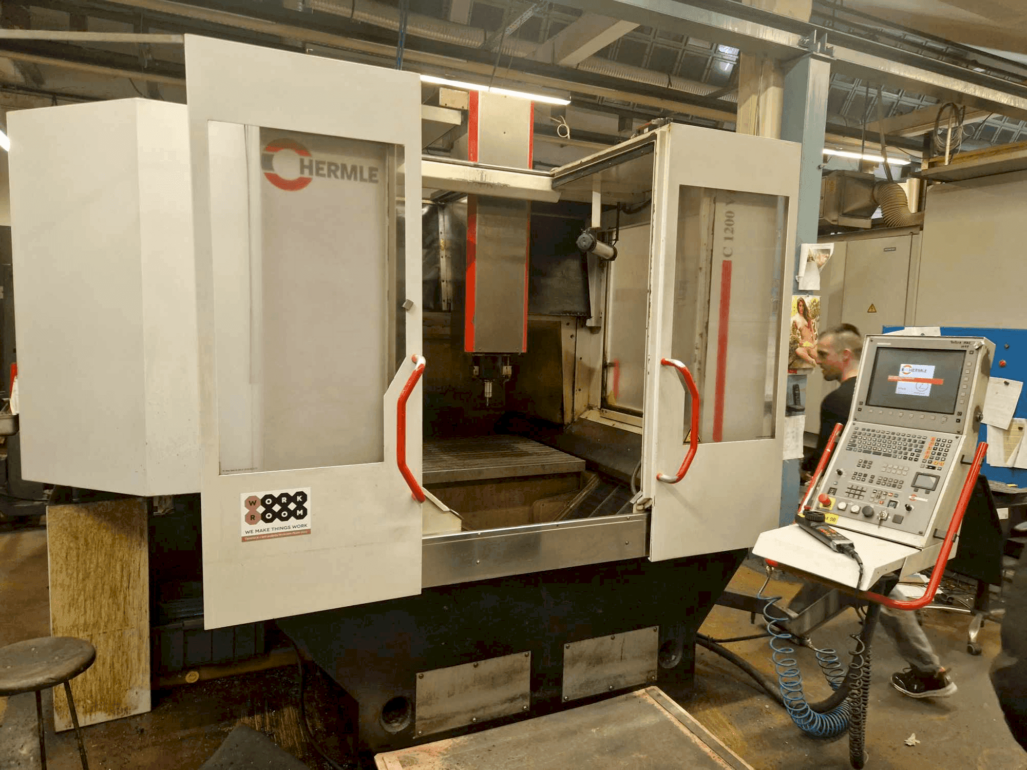 Frontansicht der HERMLE C 1200 V Maschine
