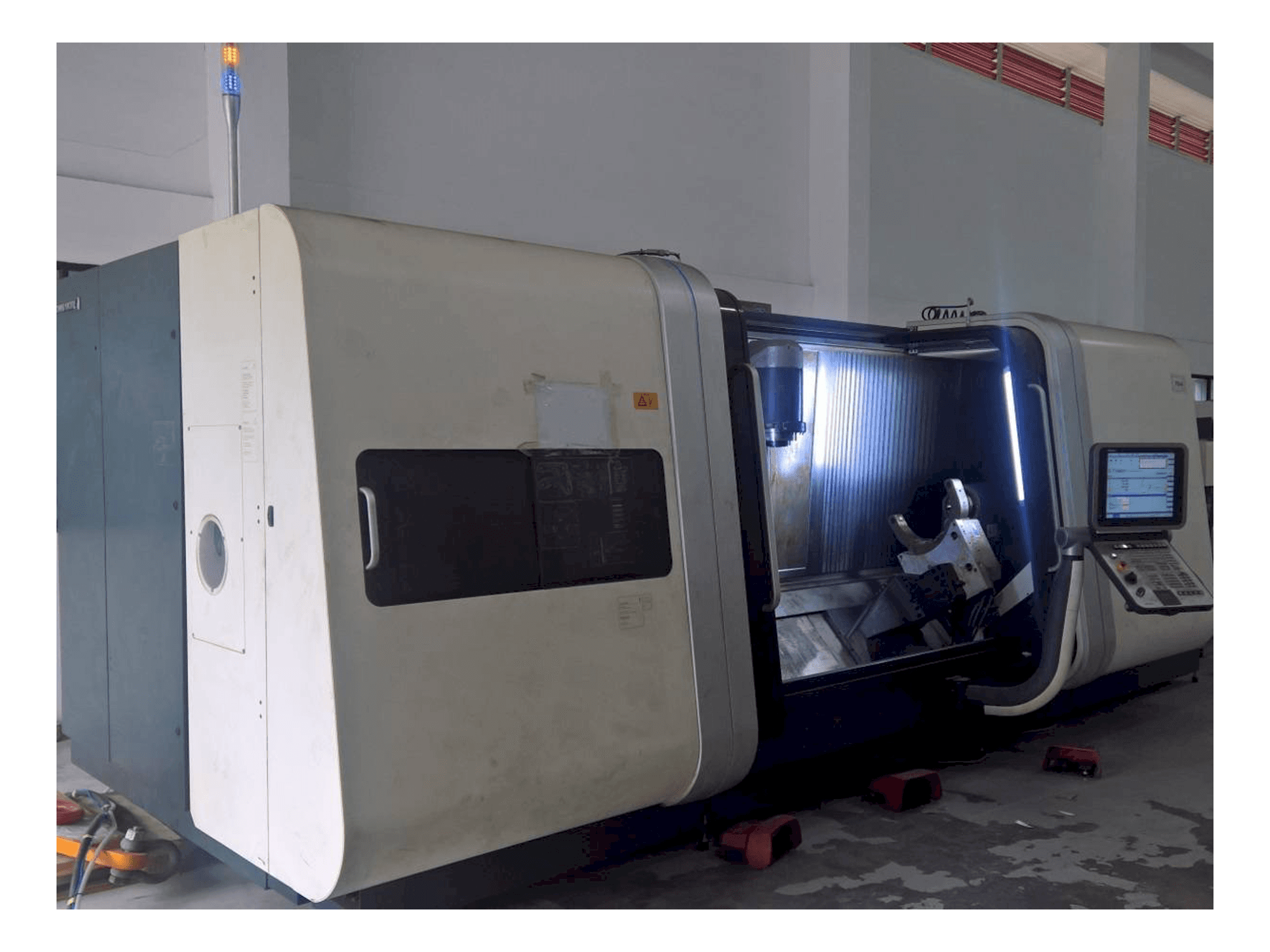 Frontansicht der DMG MORI CTX Beta 2000 TC Maschine