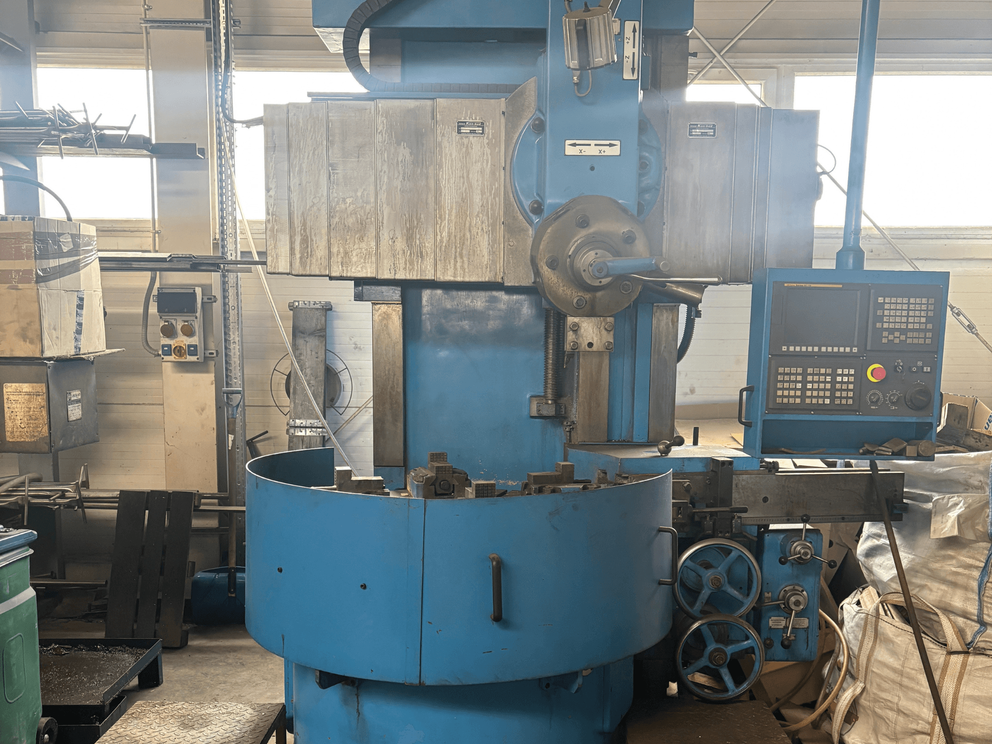 Industriefräsmaschine einer unbekannten Marke, Vorderansicht, mit blauem Gehäuse und digitalem Bedienfeld.