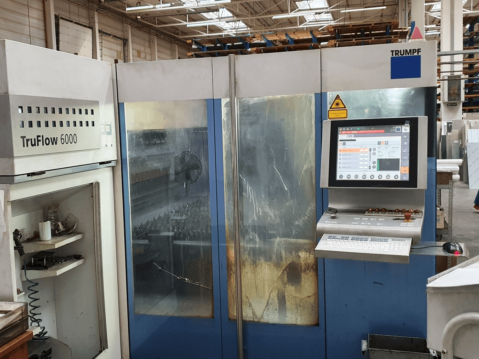 Frontansicht der Trumpf TruLaser 3030 Maschine