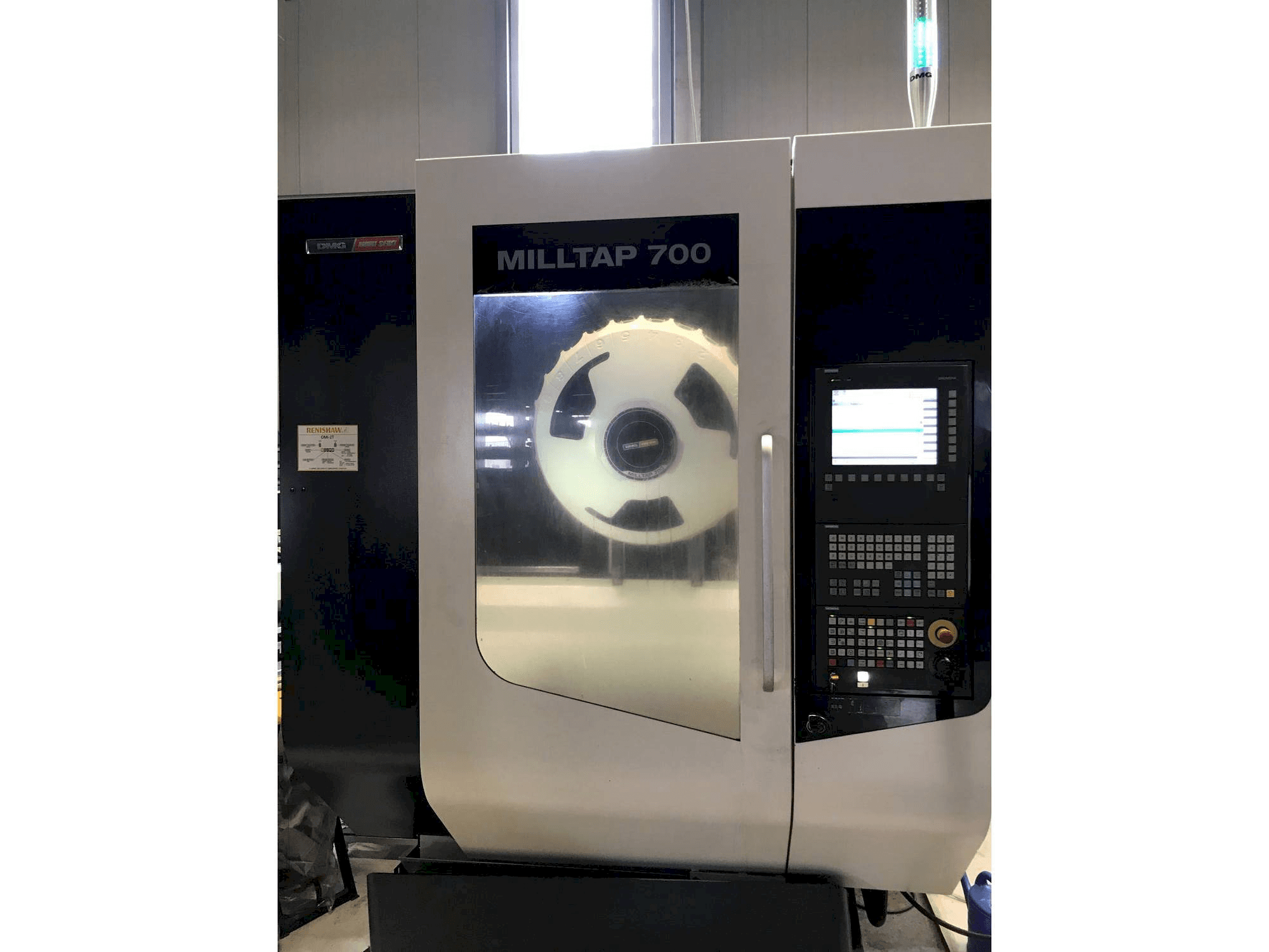 Frontansicht der DMG MORI Milltap 700 Maschine