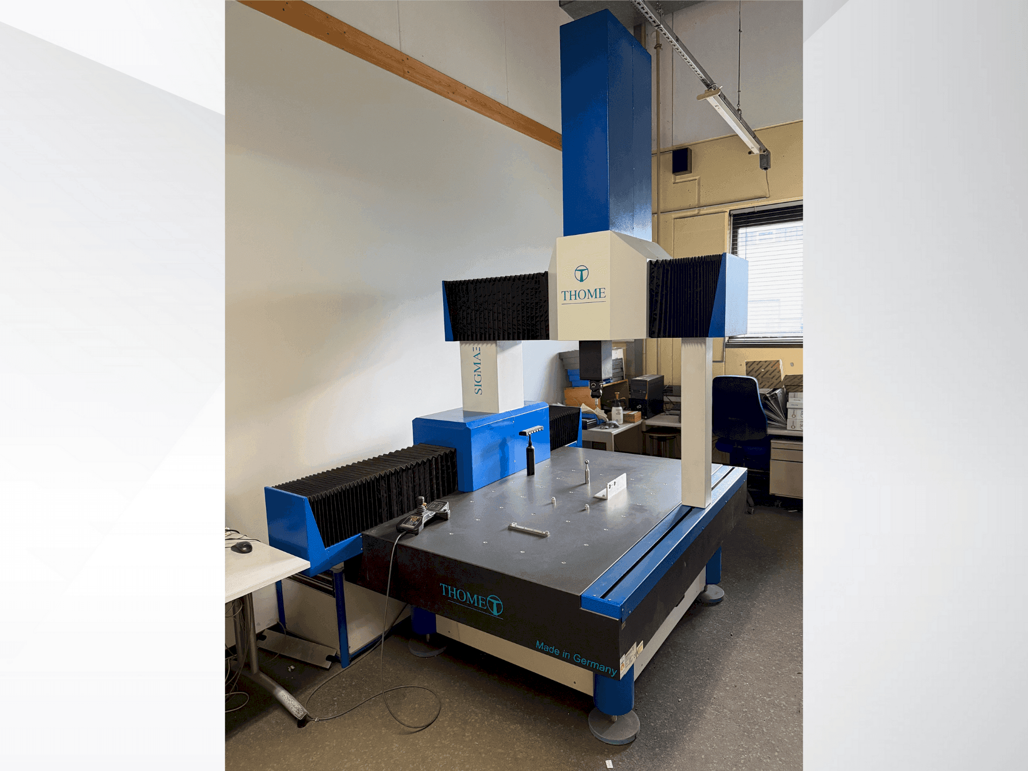 Frontansicht der THOME Prazision 3D Sigma Maschine