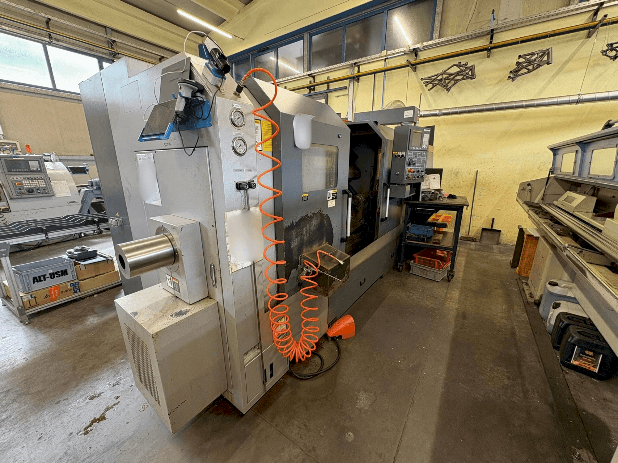 Frontansicht der Leadwell T7-M Maschine