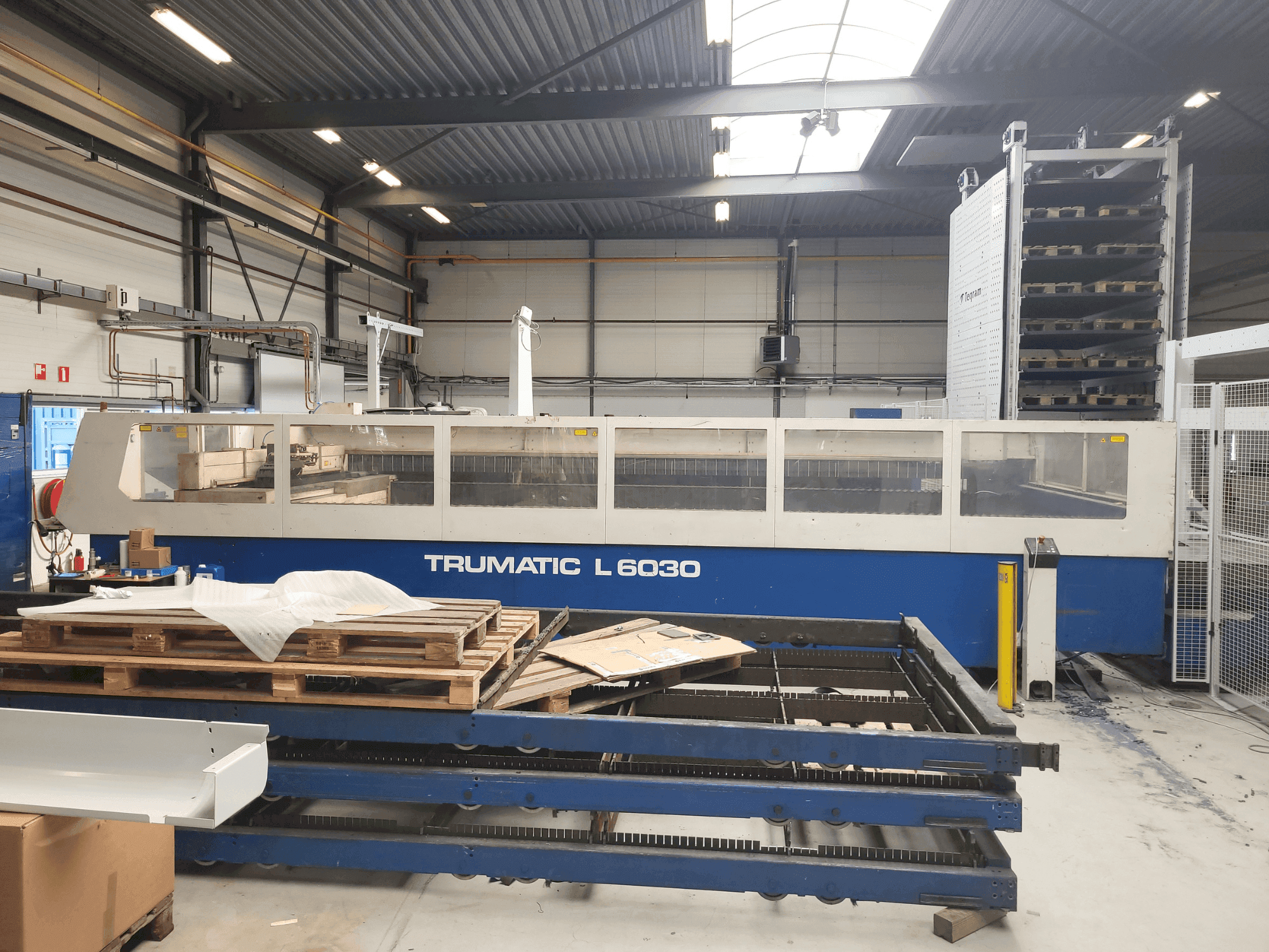 Frontansicht der TRUMPF Trumatic L6030 Maschine