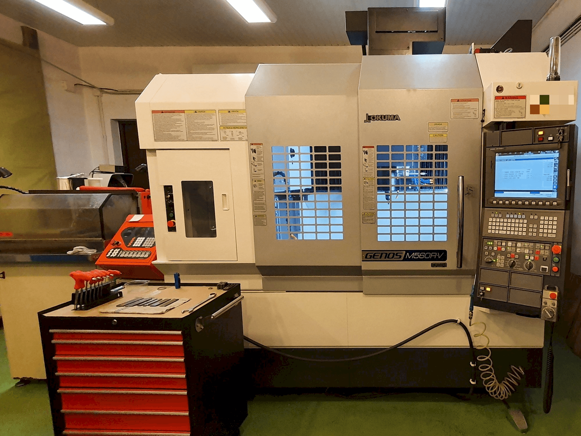 Frontansicht der Okuma GENOS M560R-V Maschine