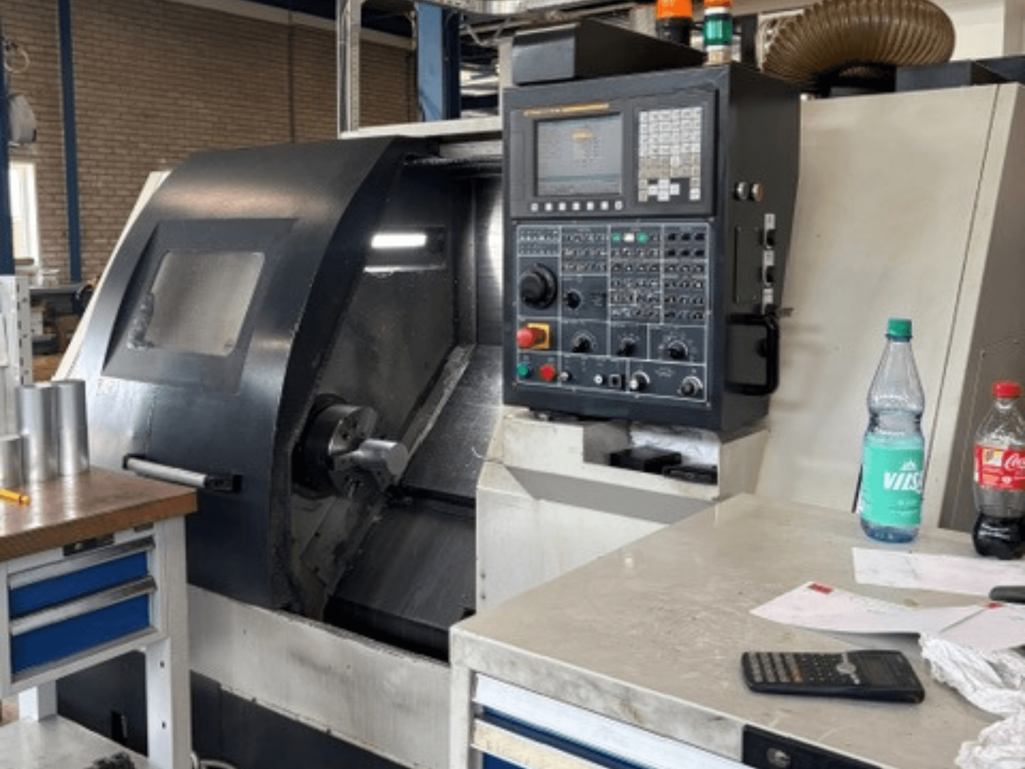 Horizontaldrehmaschine Leadwell T-7, Vorderansicht, mit Bedienfeld, Werkstück auf der Werkzeugauflage und sichtbaren Details des Arbeitsbereichs.
